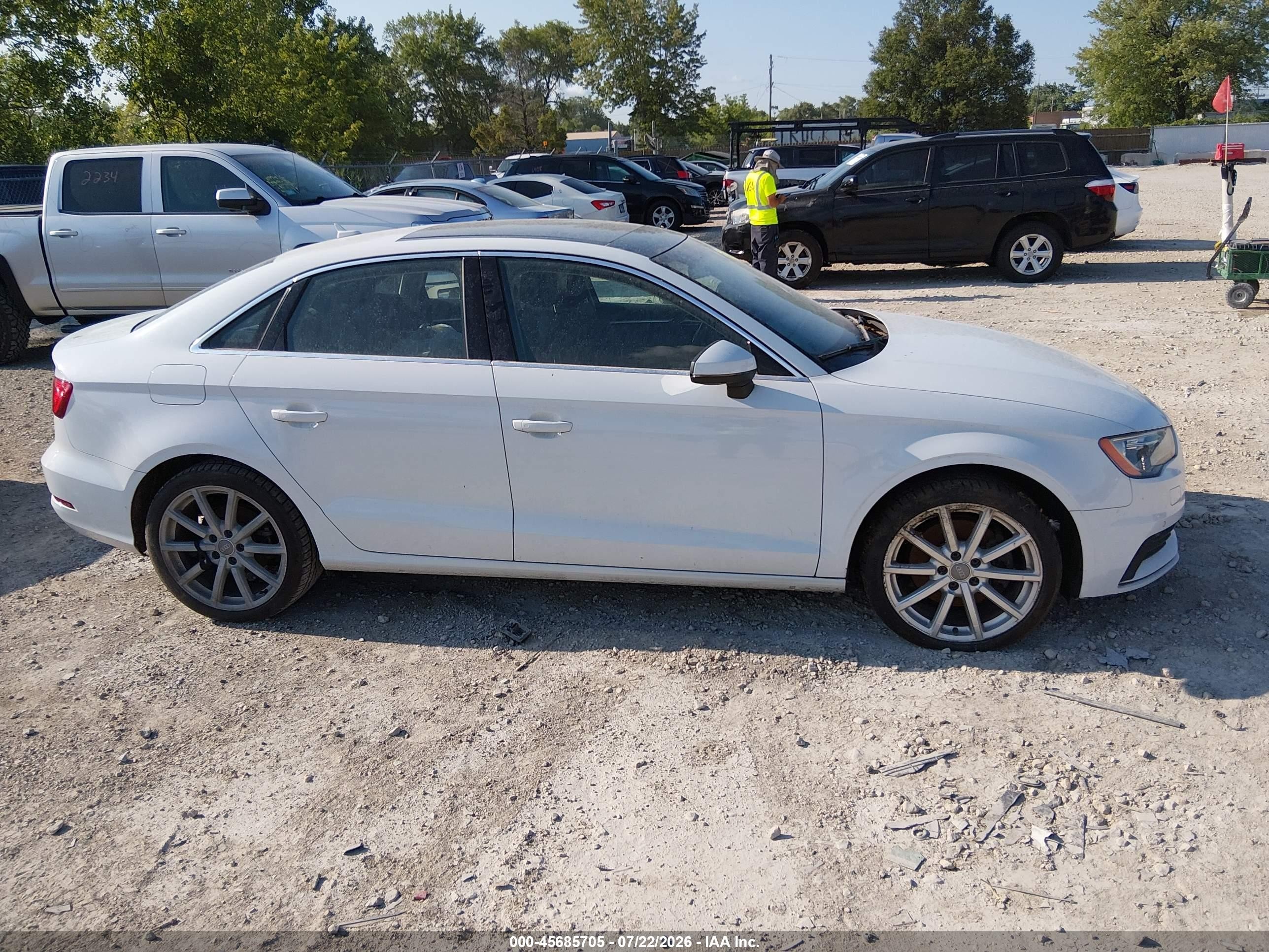 2015 Audi A3 2.0t Premium Белый vin: WAUEFGFF4F1112177