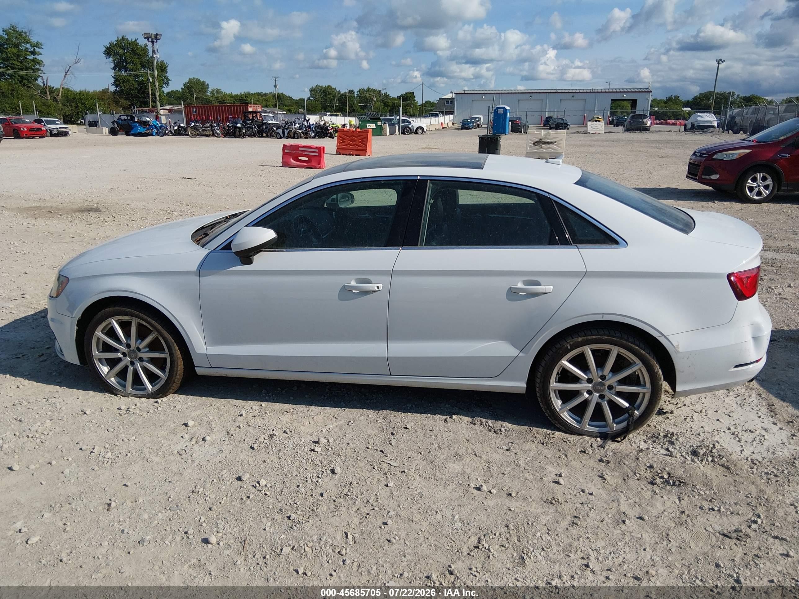 2015 Audi A3 2.0t Premium Белый vin: WAUEFGFF4F1112177