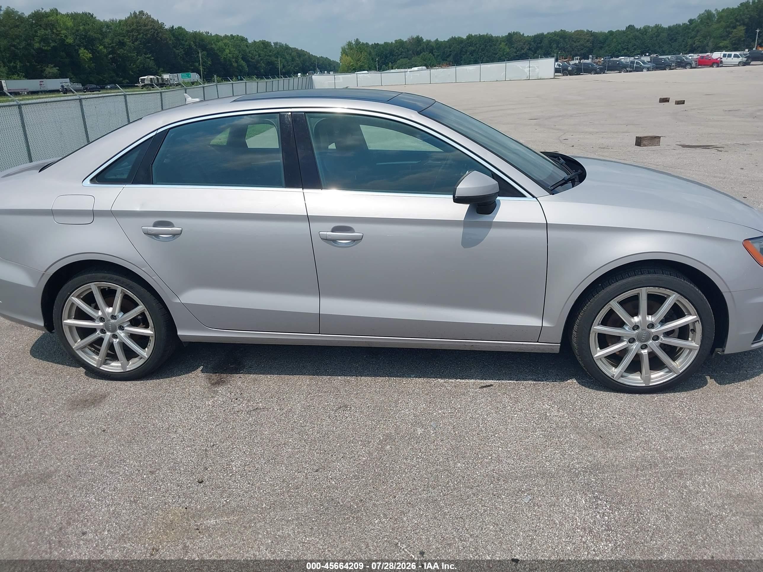 2015 Audi A3 2.0t Premium Серебряный vin: WAUEFGFF7F1069308
