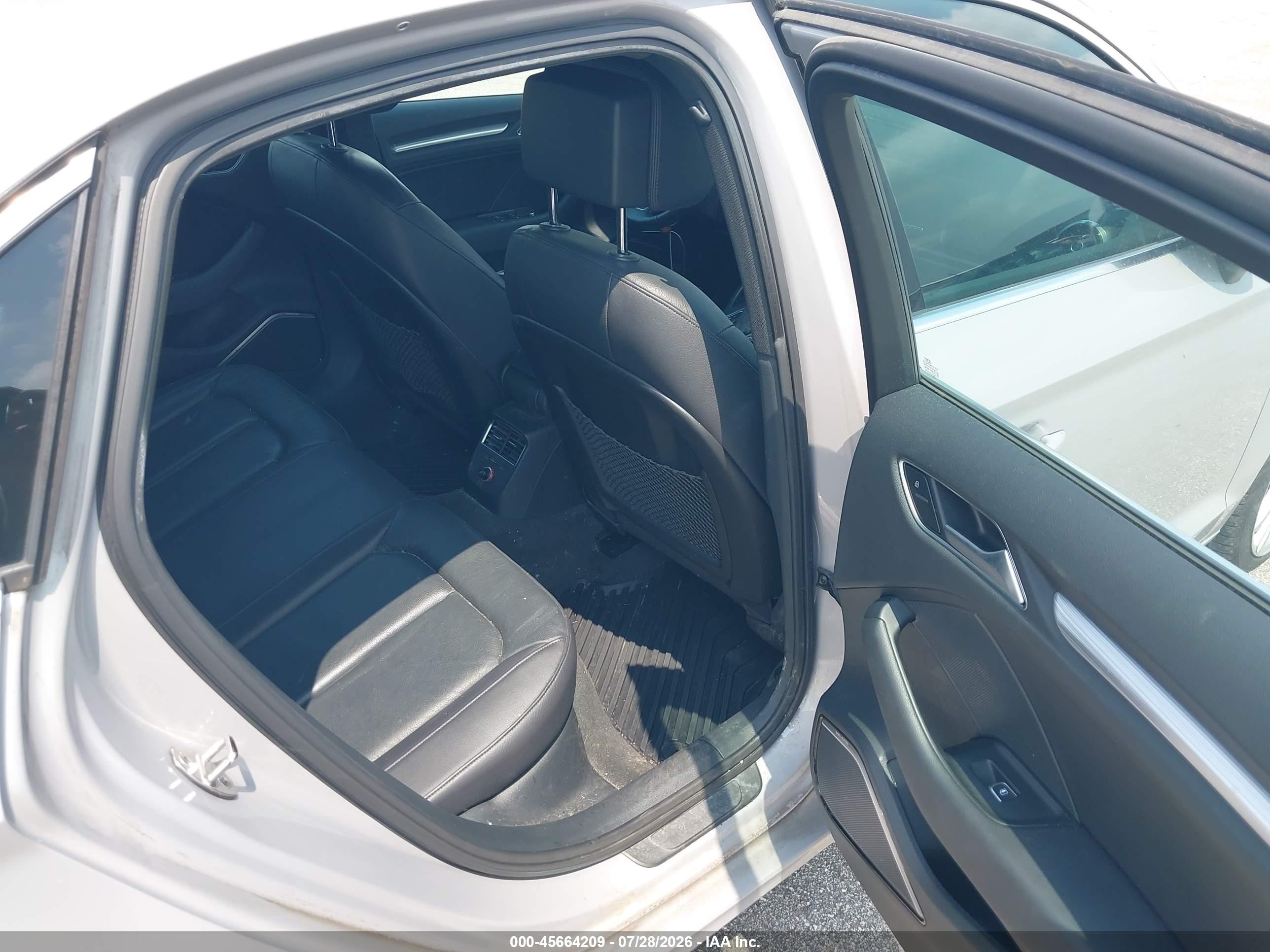 2015 Audi A3 2.0t Premium Серебряный vin: WAUEFGFF7F1069308