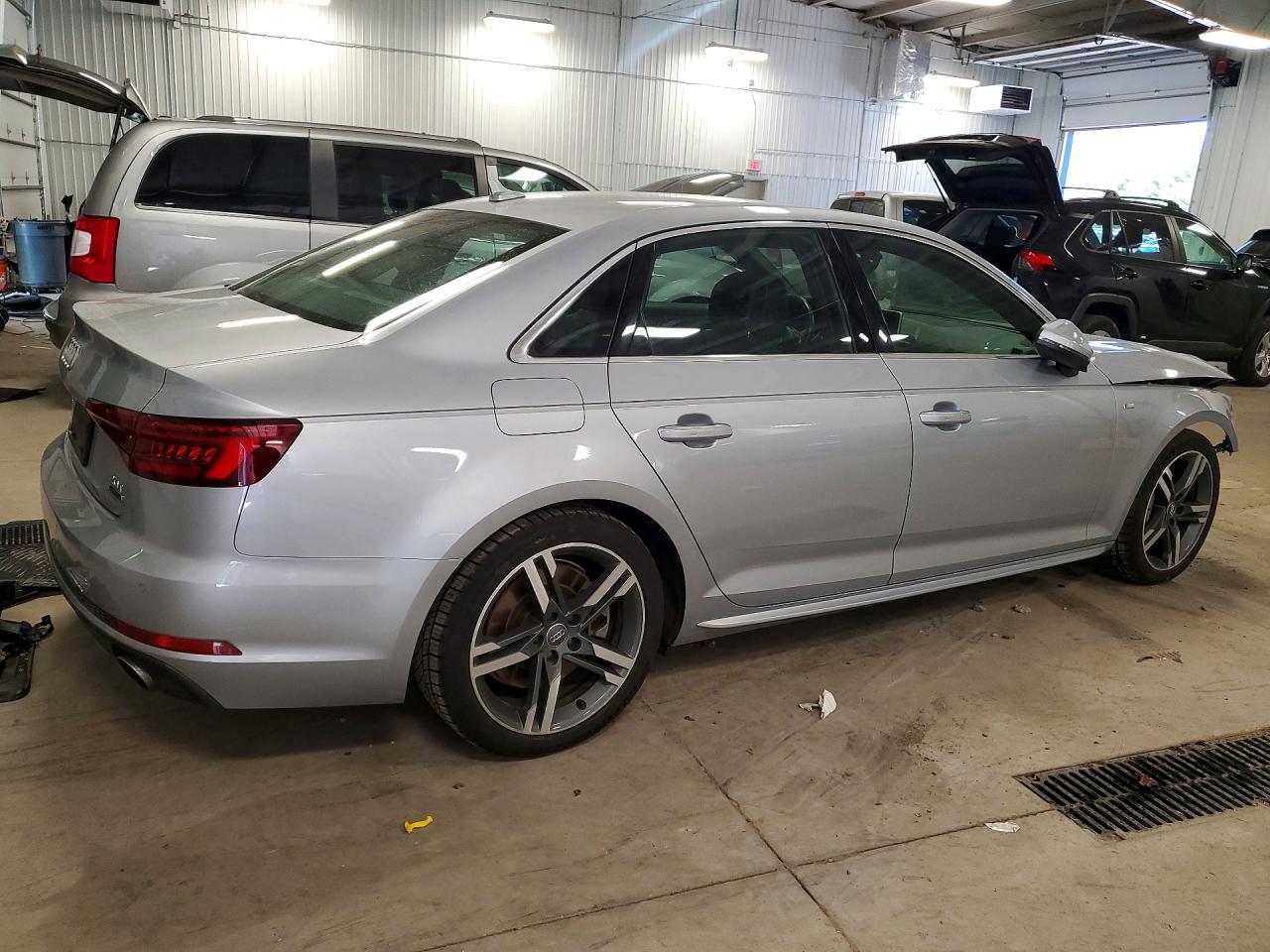2018 Audi A4 Premium Plus Серебряный vin: WAUENAF46JA090951
