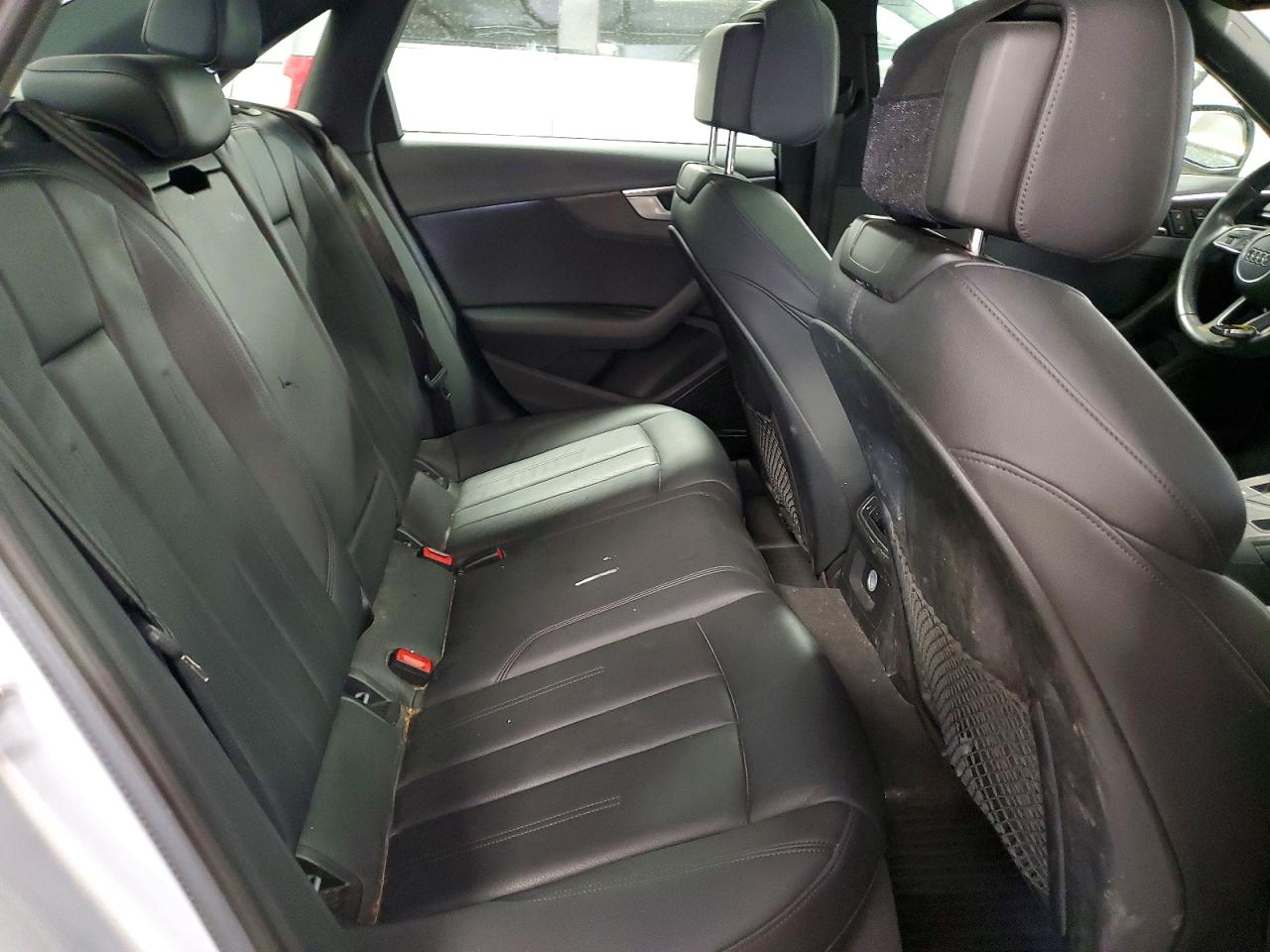 2018 Audi A4 Premium Plus Серебряный vin: WAUENAF46JA090951