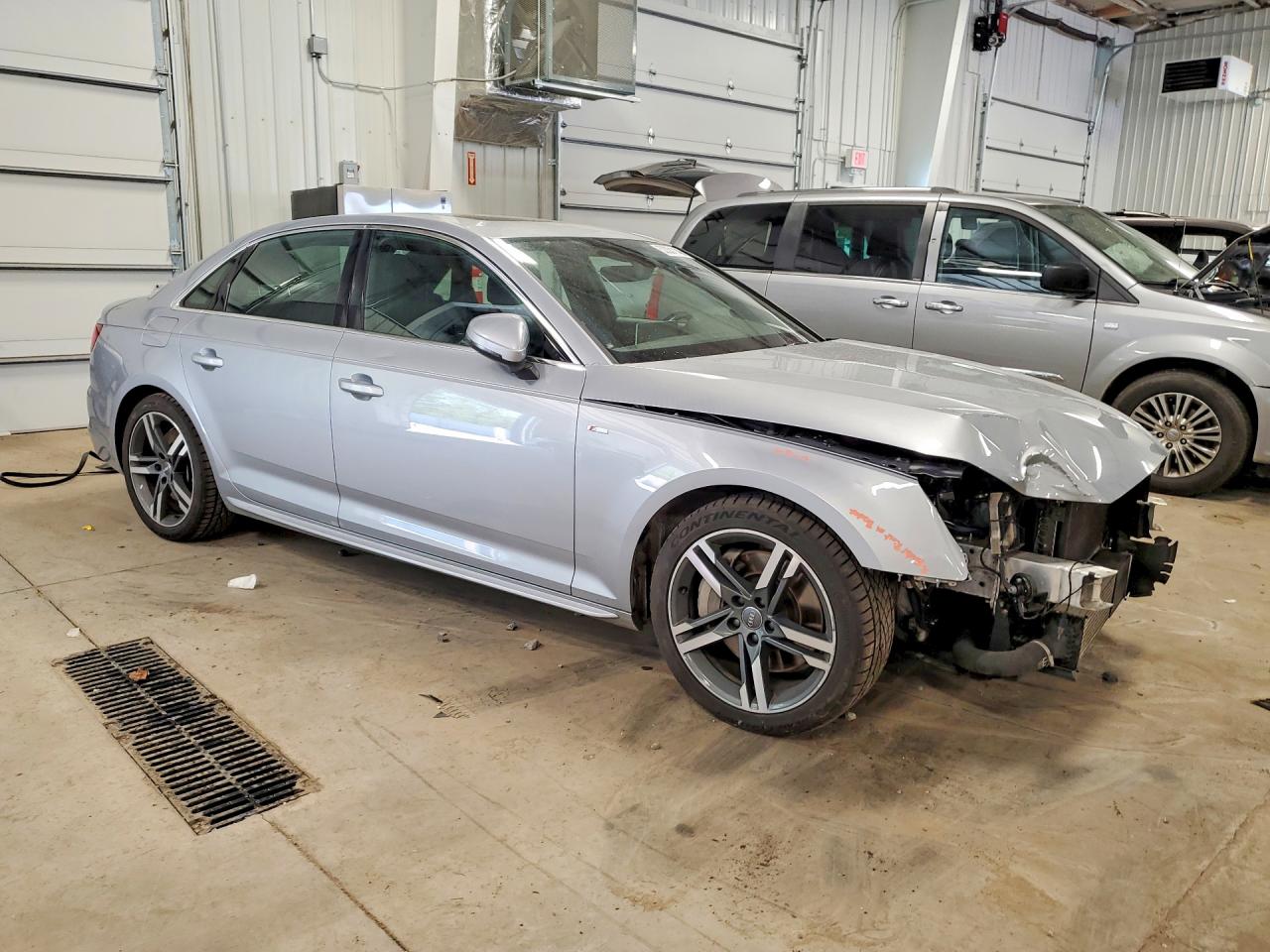 2018 Audi A4 Premium Plus Серебряный vin: WAUENAF46JA090951