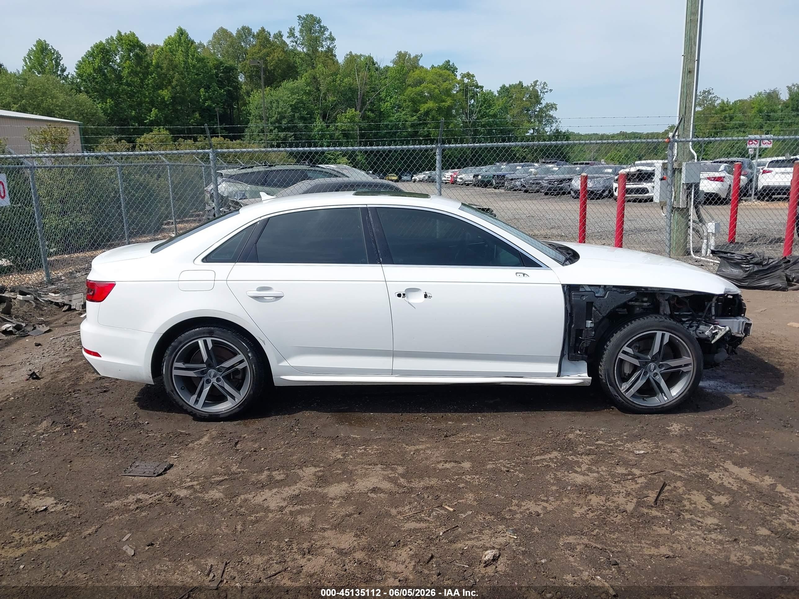 2017 Audi A4 2.0t Premium Белый vin: WAUENAF4XHN024390