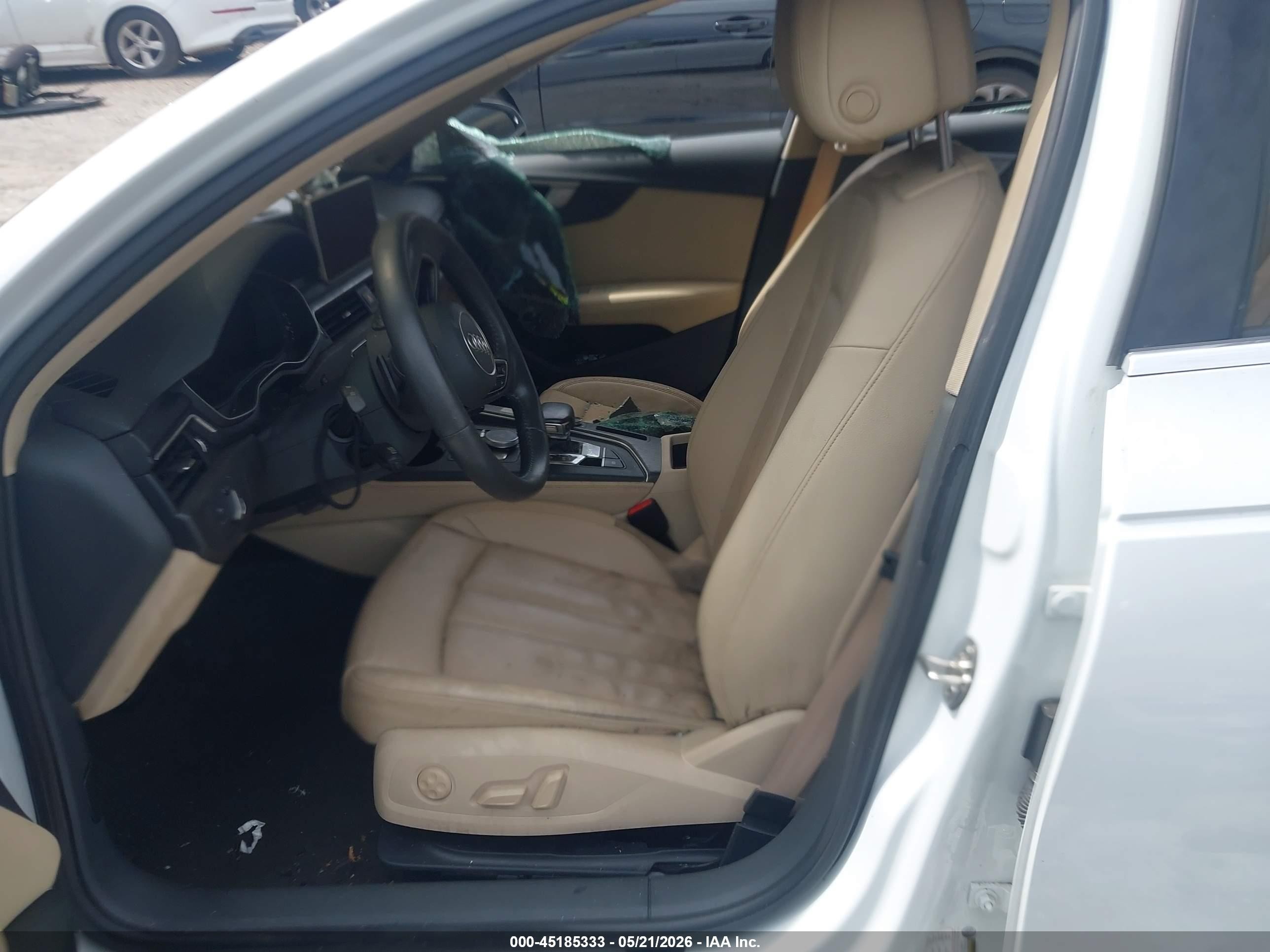 2019 Audi A4 45 Premium Белый vin: WAUENAF4XKA066427