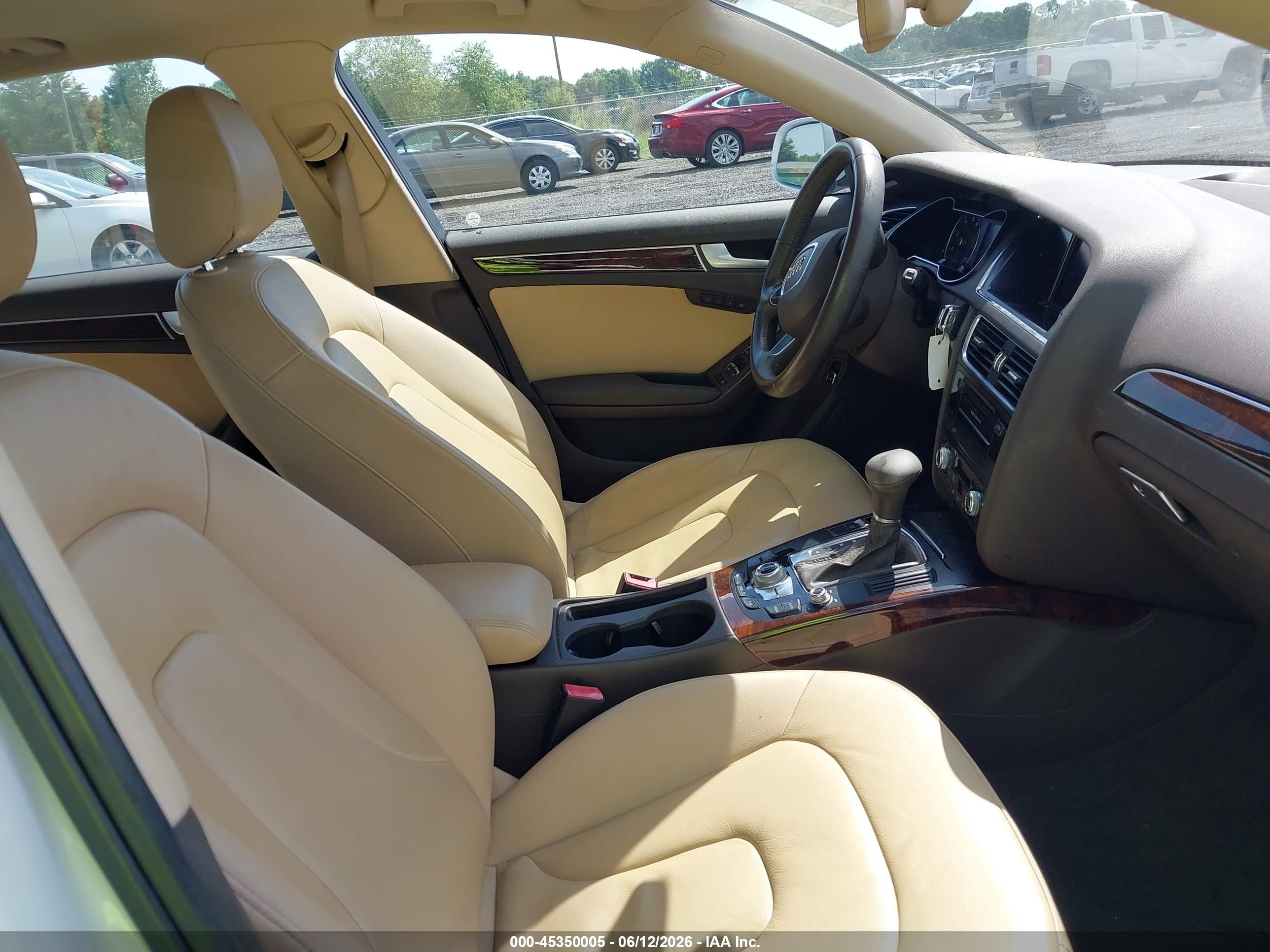 2013 Audi A4 2.0t Premium Белый vin: WAUFFAFL0DN023073