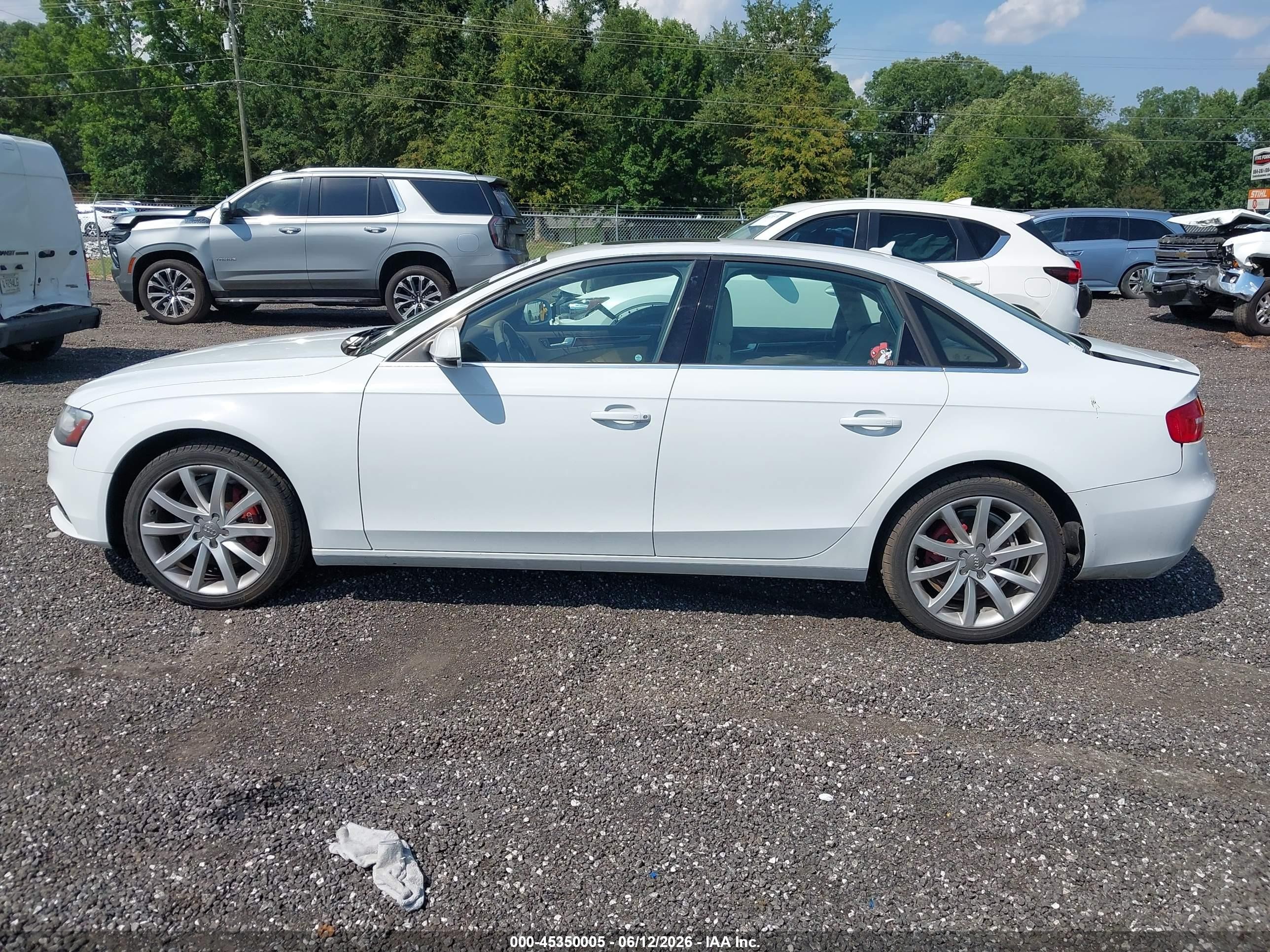 2013 Audi A4 2.0t Premium Белый vin: WAUFFAFL0DN023073