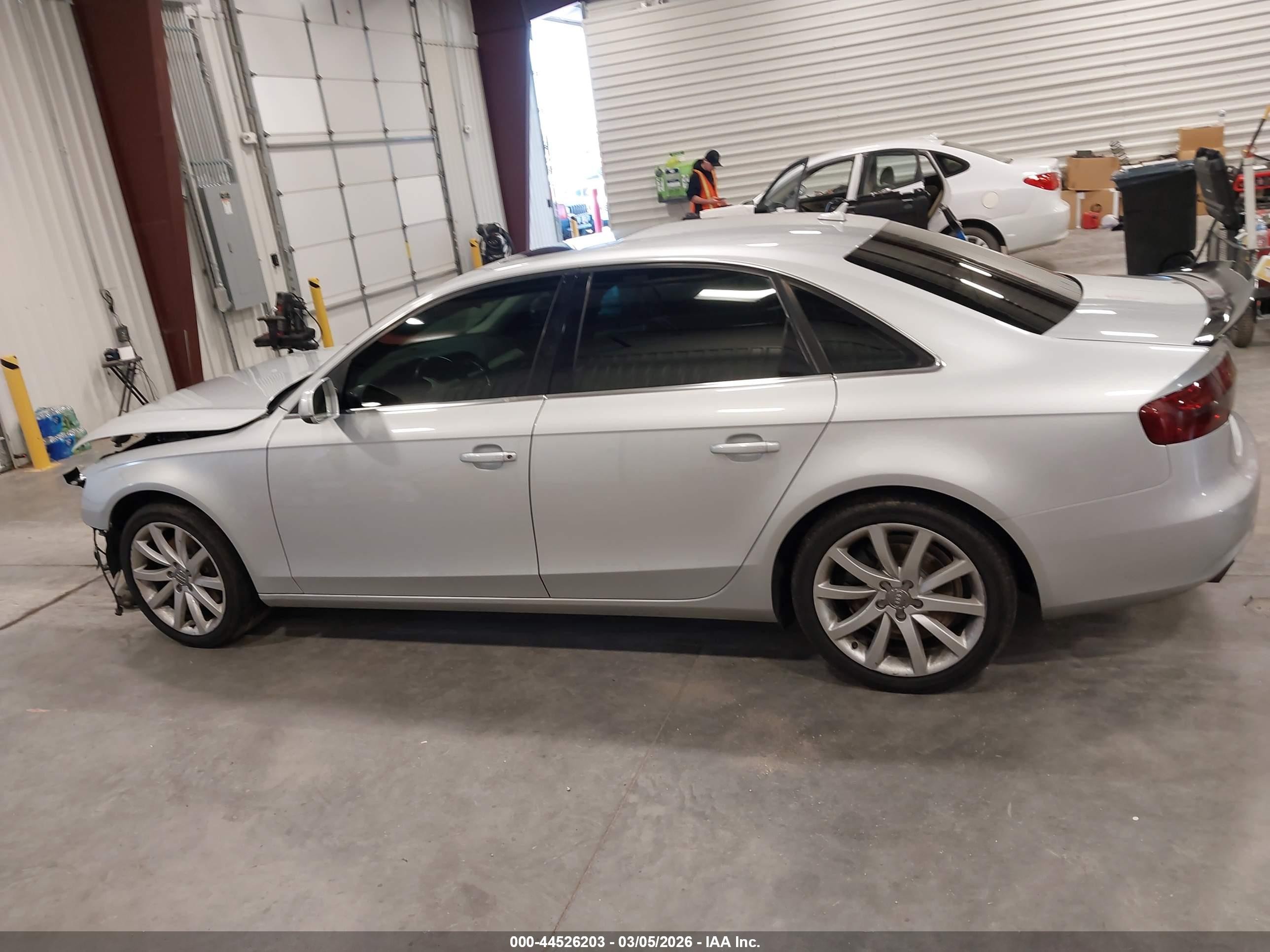2013 Audi A4 2.0t Premium Silver vin: WAUFFAFL2DN019171