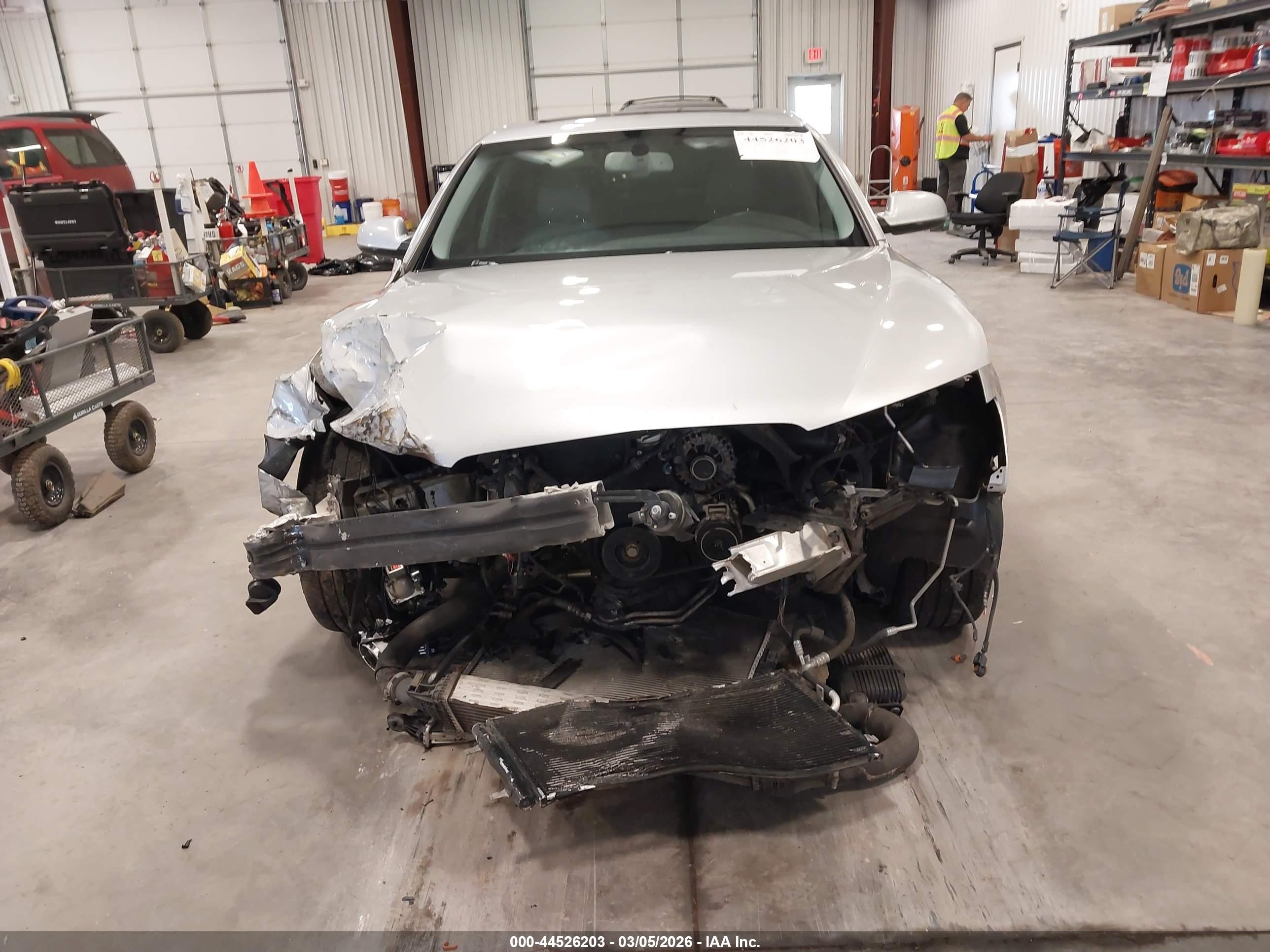 2013 Audi A4 2.0t Premium Silver vin: WAUFFAFL2DN019171