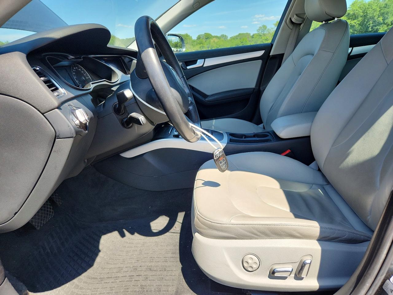 2014 Audi A4 Premium Plus Серебряный vin: WAUFFAFL2EN008270
