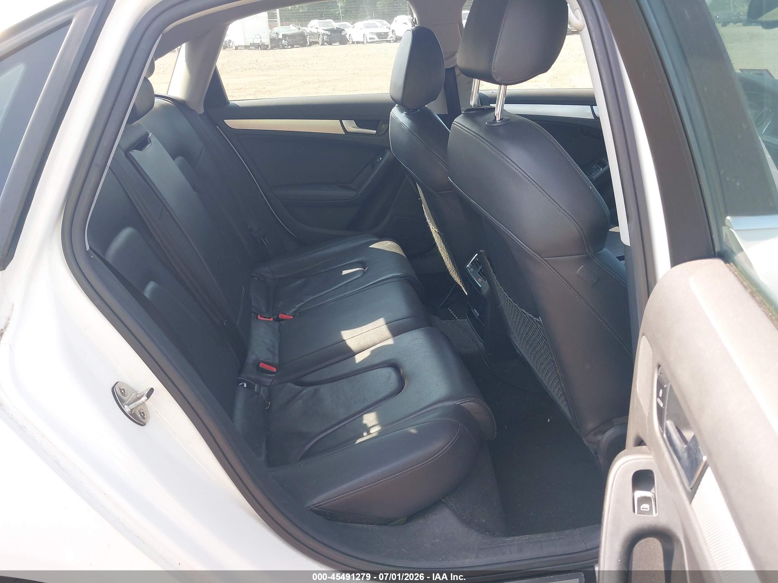 2013 Audi A4 2.0t Premium Белый vin: WAUFFAFL5DN033128