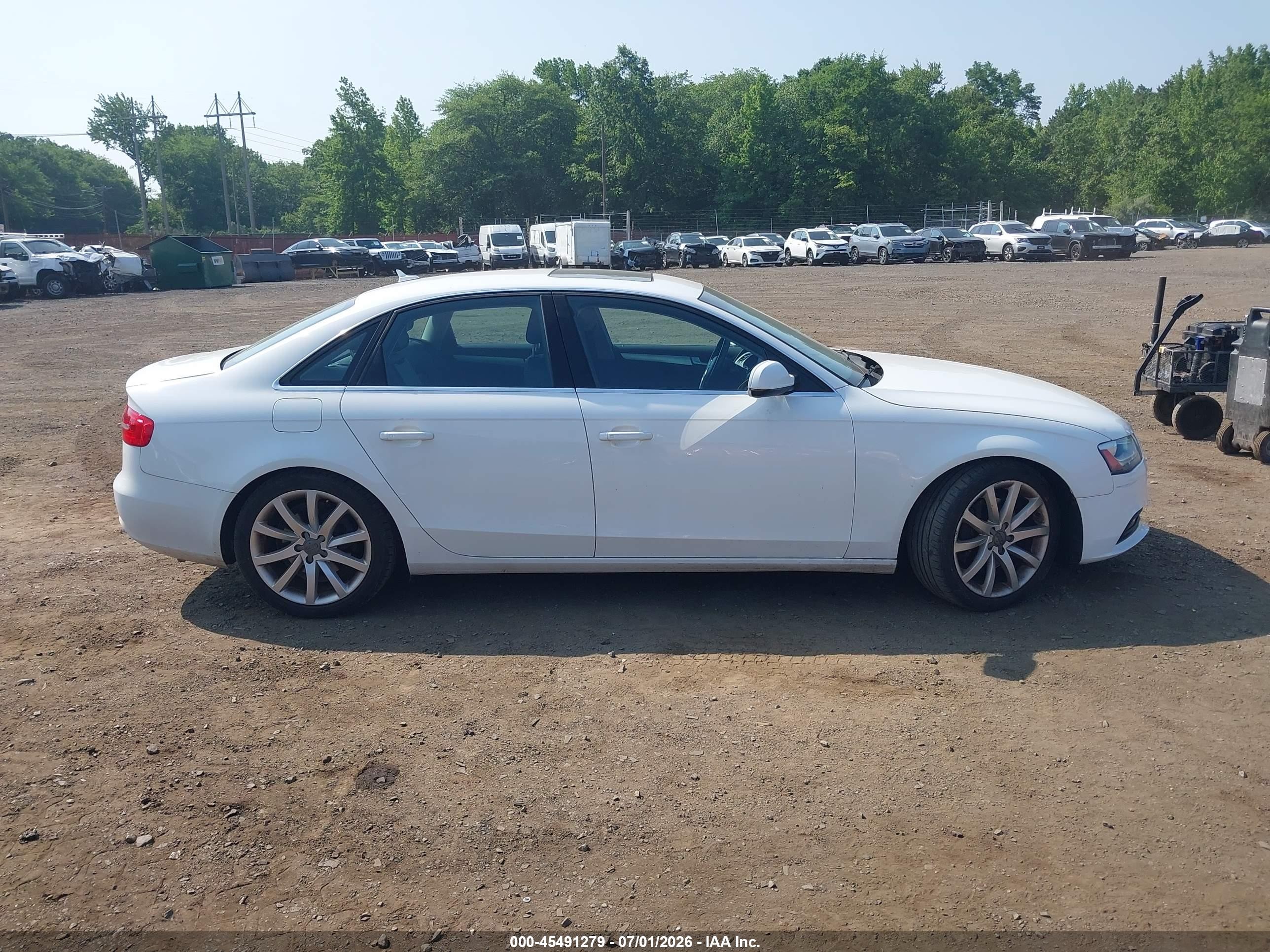 2013 Audi A4 2.0t Premium Белый vin: WAUFFAFL5DN033128