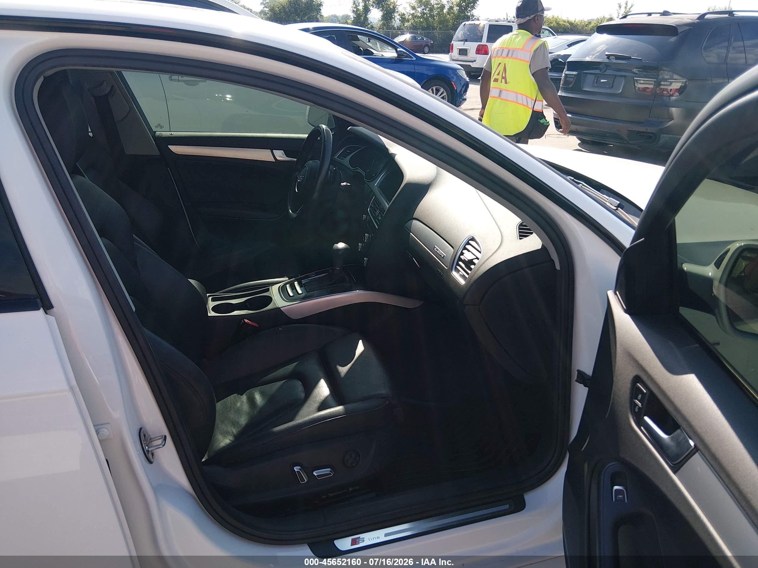 2014 Audi A4 2.0t Premium Белый vin: WAUFFAFL5EN034491
