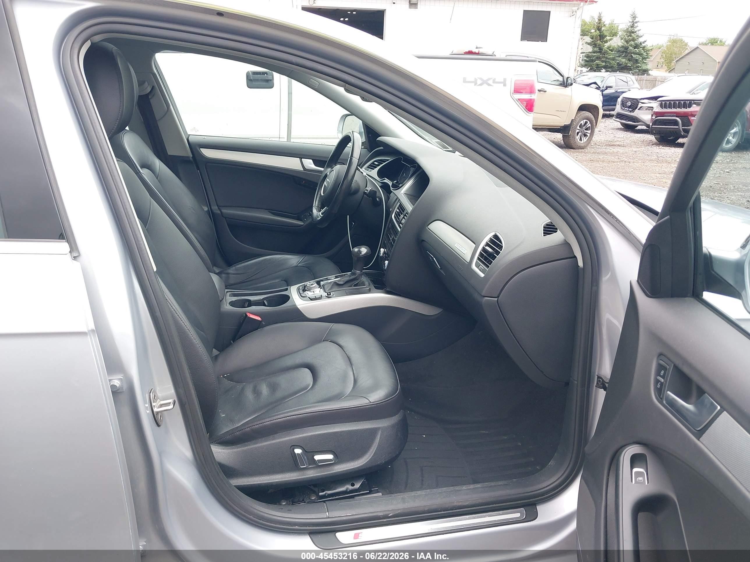 2015 Audi A4 2.0t Premium Серебряный vin: WAUFFAFL5FN005140