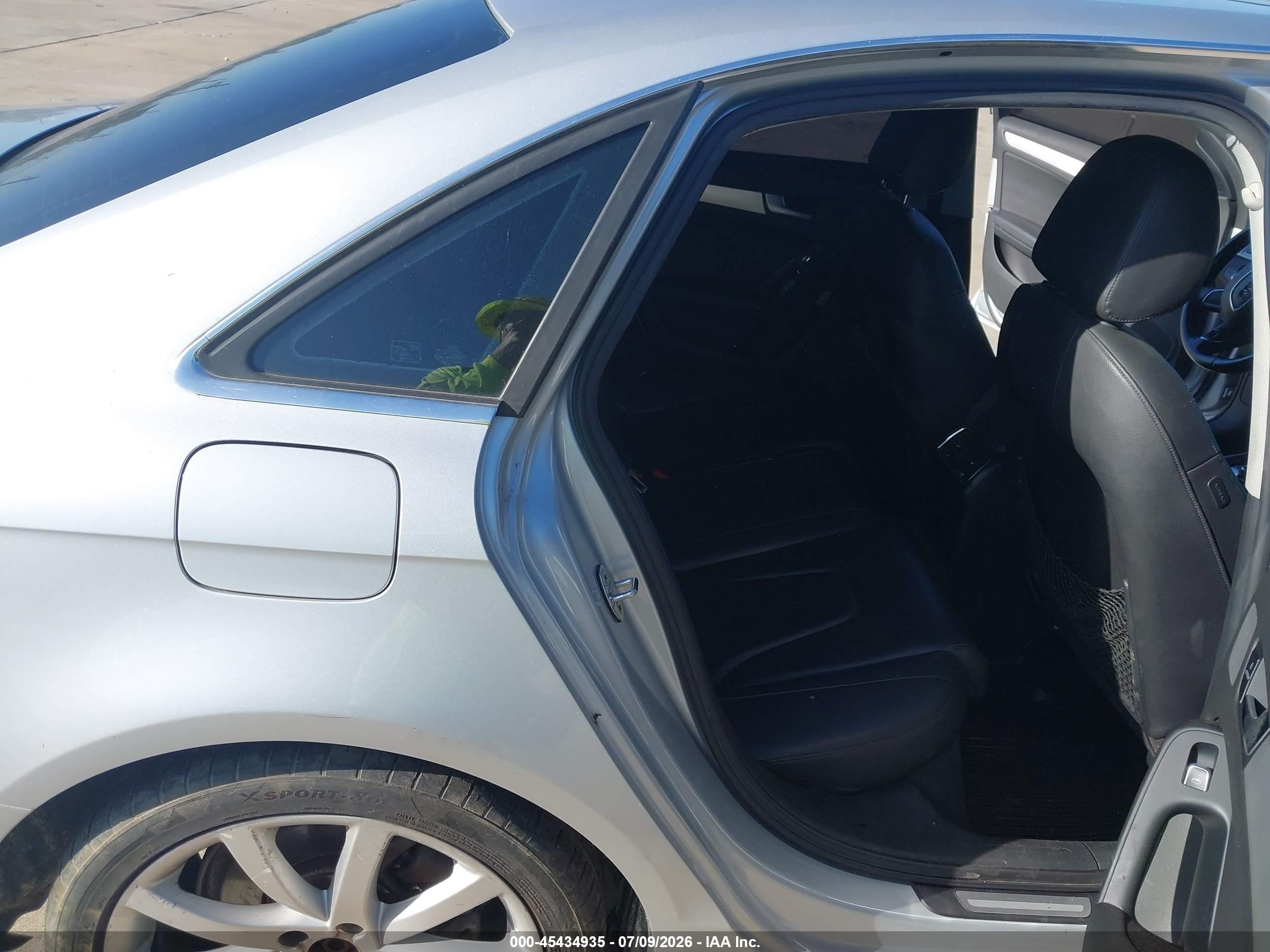 2013 Audi A4 2.0t Premium Серебряный vin: WAUFFAFL6DN006326