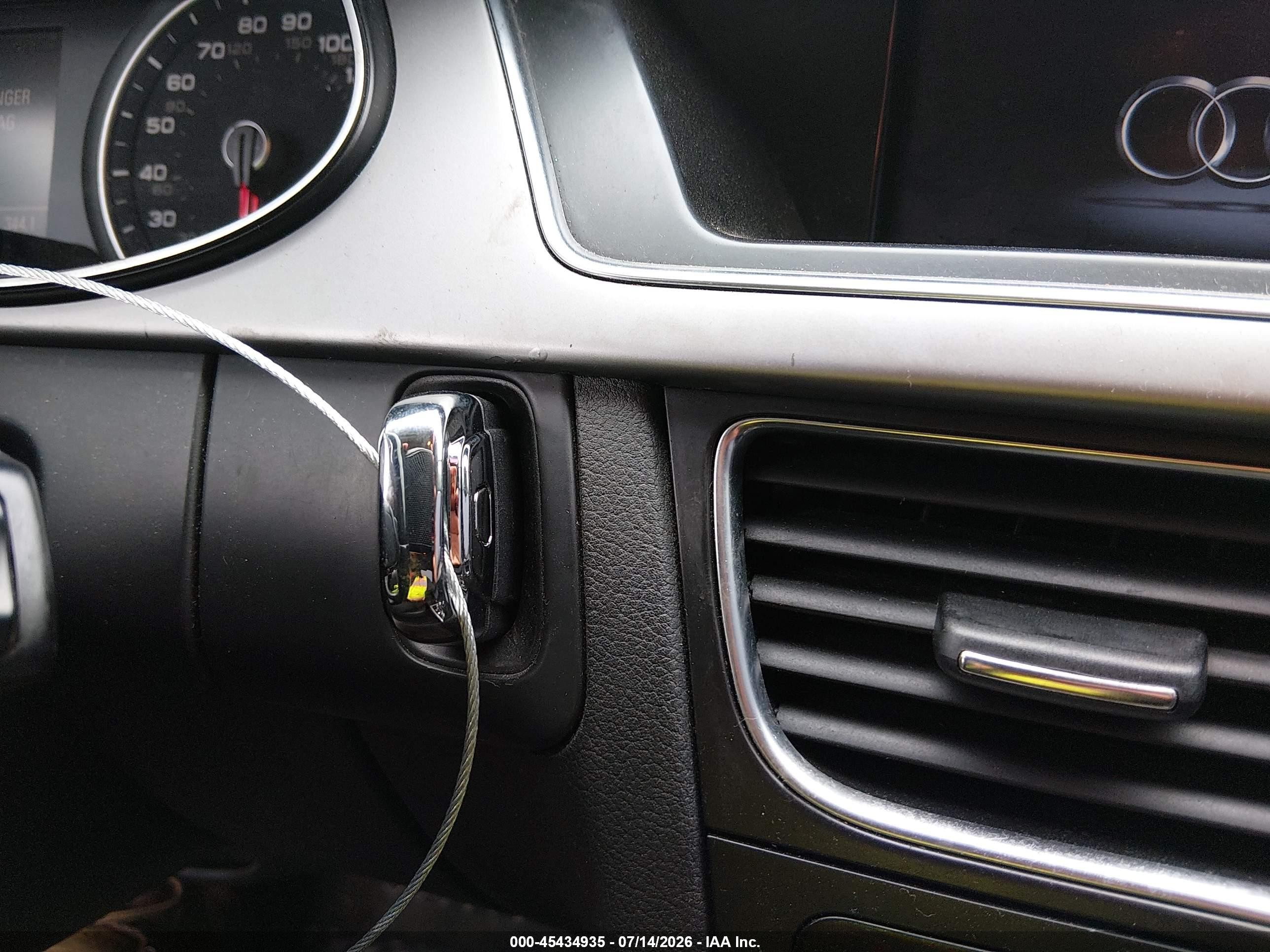 2013 Audi A4 2.0t Premium Серебряный vin: WAUFFAFL6DN006326