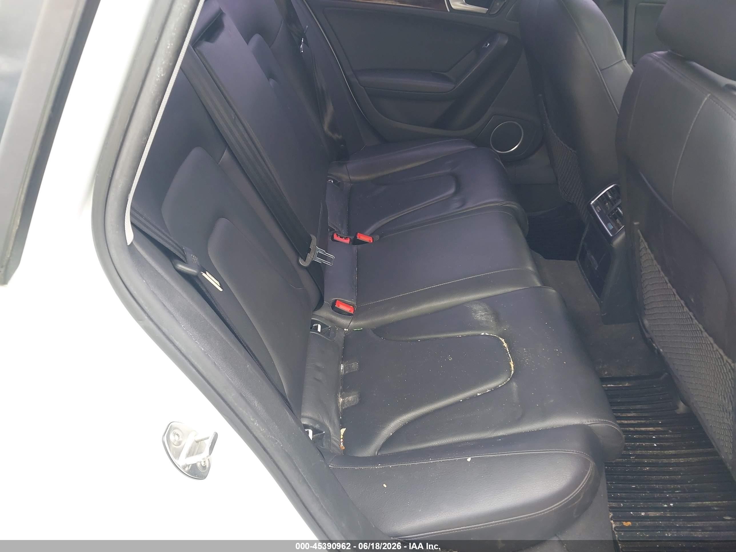 2013 Audi A4 2.0t Premium Белый vin: WAUFFAFL6DN047491