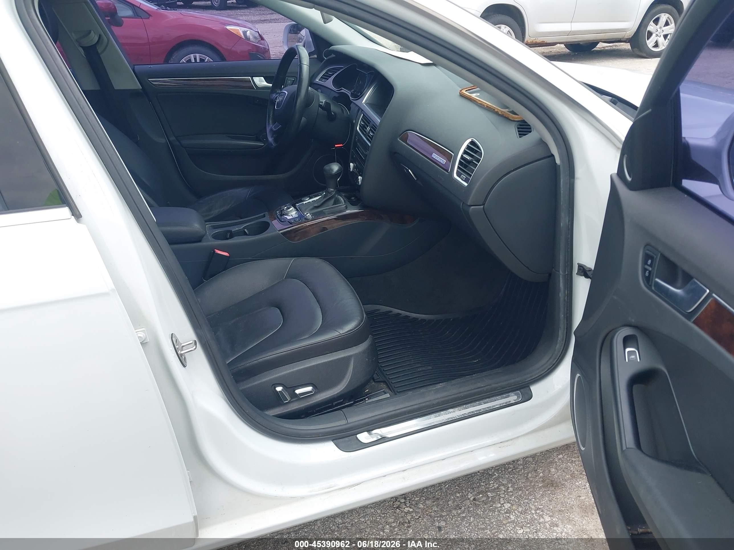 2013 Audi A4 2.0t Premium Белый vin: WAUFFAFL6DN047491