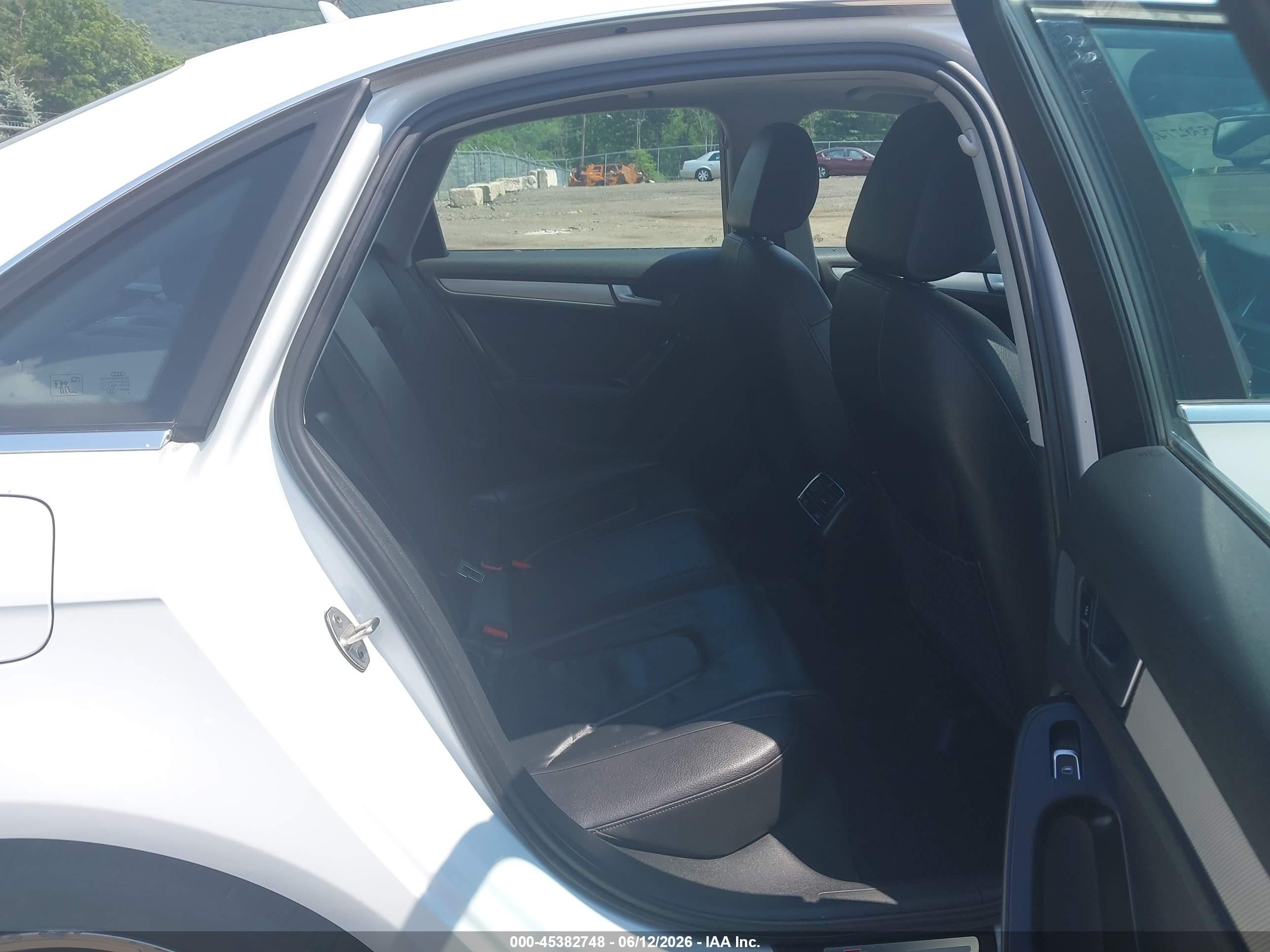2015 Audi A4 2.0t Premium White vin: WAUFFAFL7FN011652