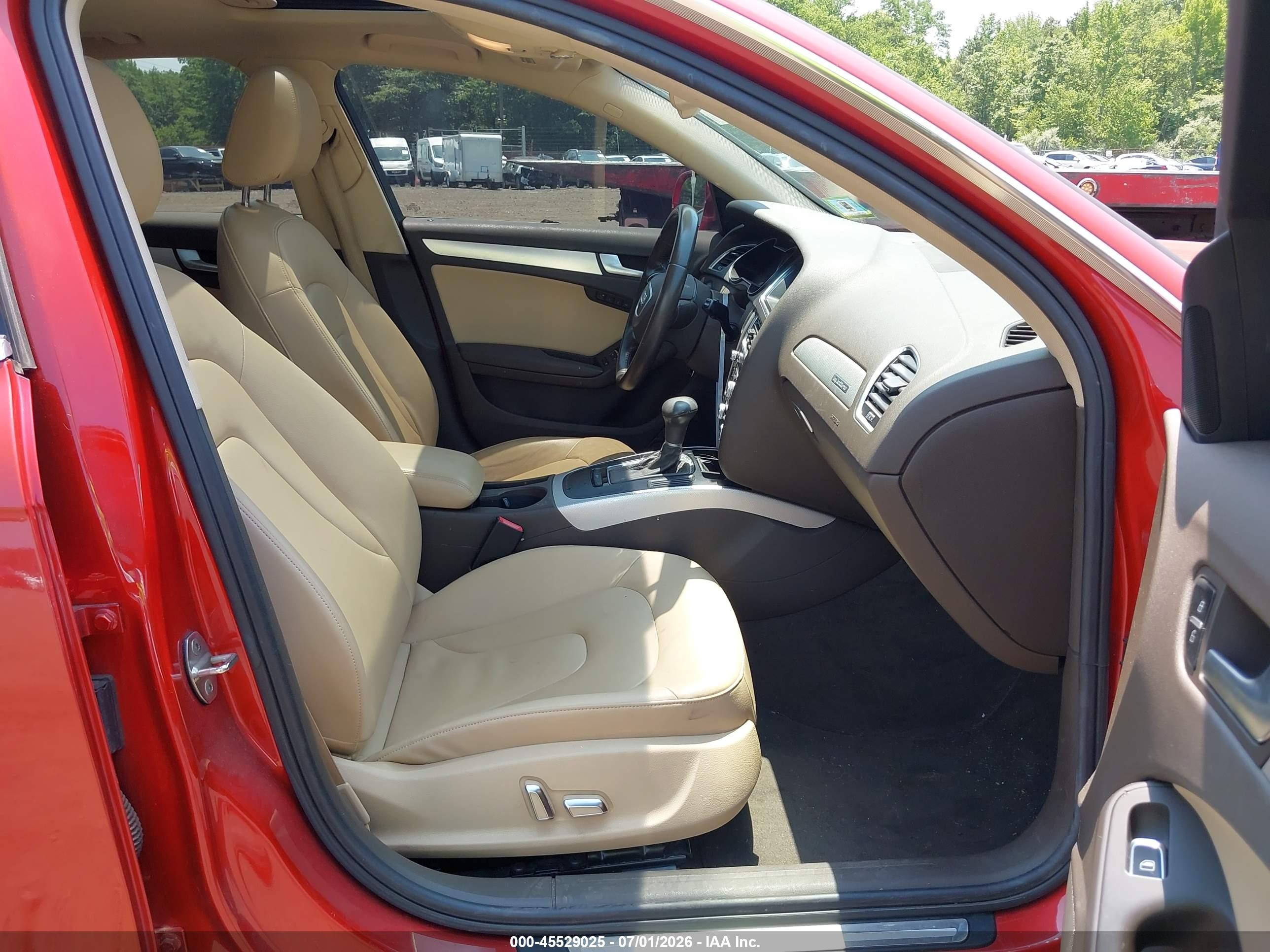 2013 Audi A4 2.0t Premium Красный vin: WAUFFAFLXDN044089