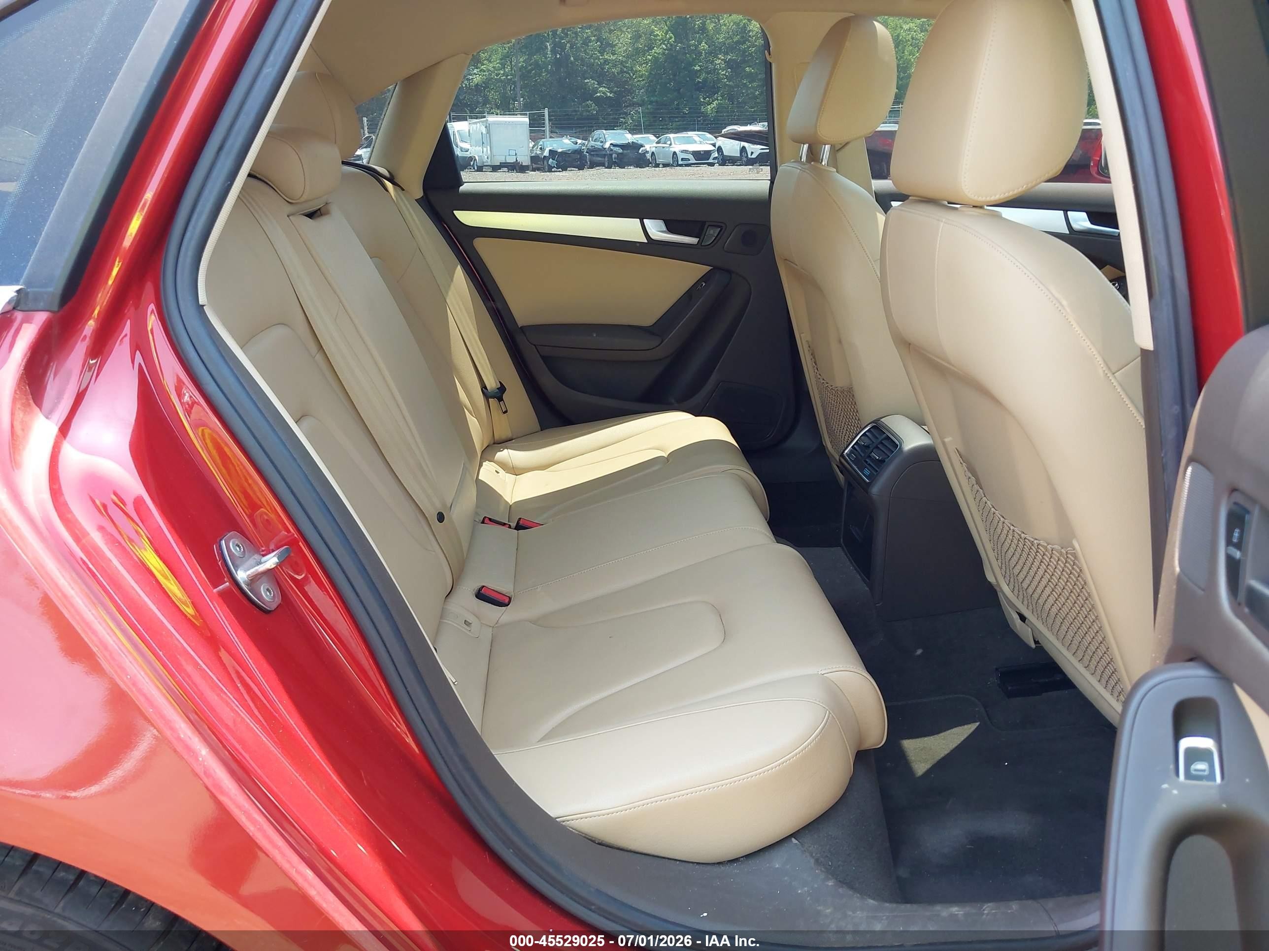 2013 Audi A4 2.0t Premium Красный vin: WAUFFAFLXDN044089