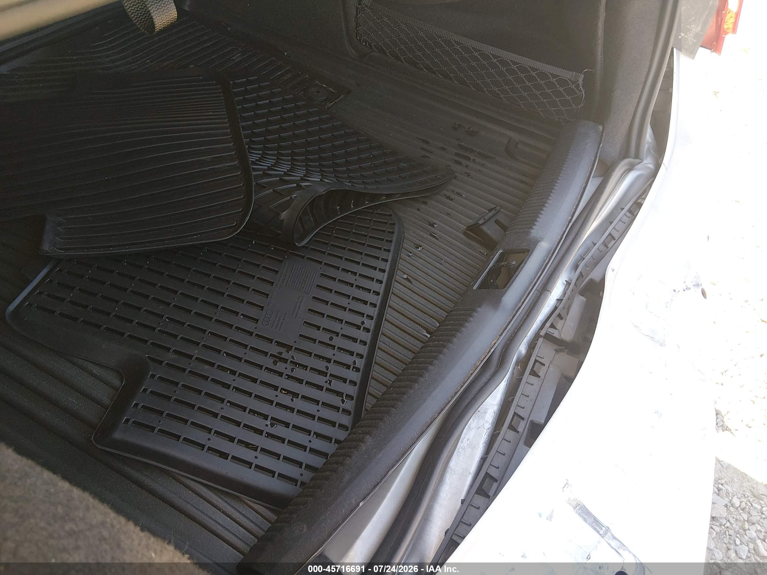 2014 Audi A4 2.0t Premium Серебряный vin: WAUFFAFLXEN020750