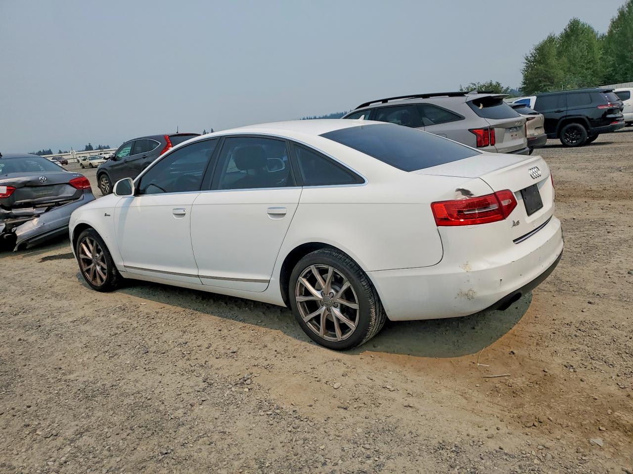 2010 Audi A6 Premium Plus Белый vin: WAUFGAFB3AN025089