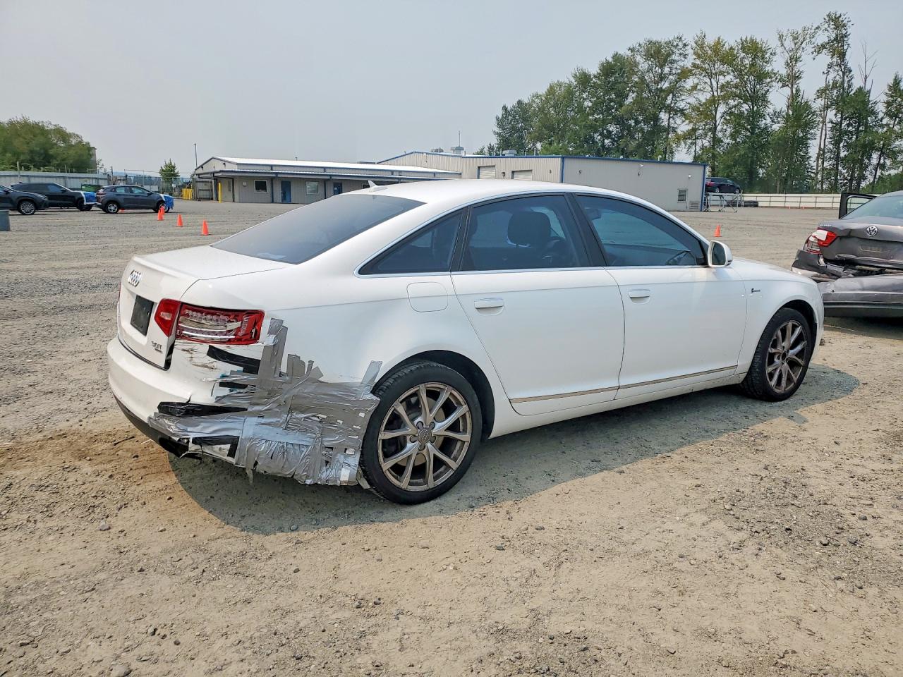 2010 Audi A6 Premium Plus Белый vin: WAUFGAFB3AN025089