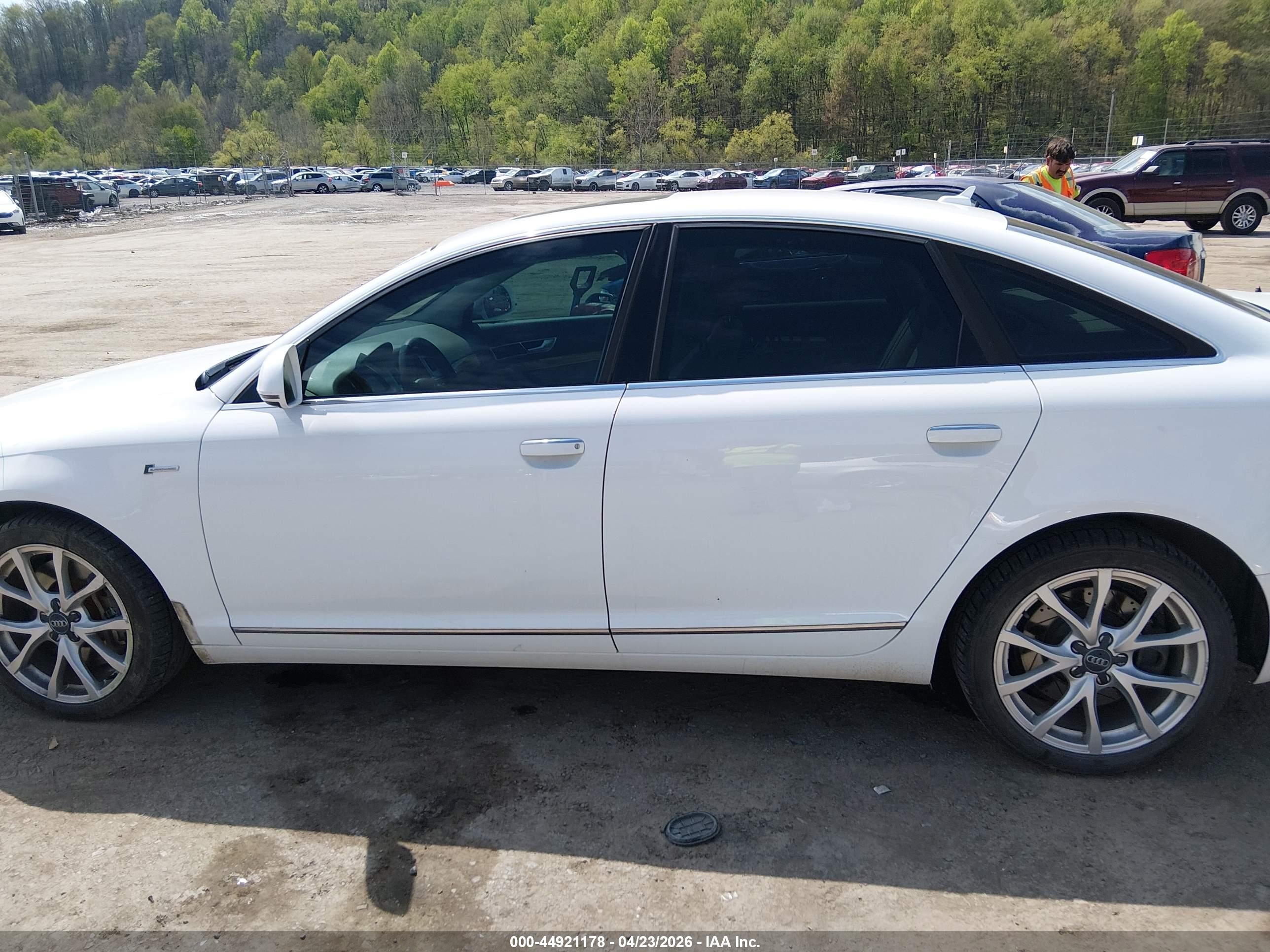 2010 Audi A6 3.0 Premium Белый vin: WAUFGAFB6AN063657