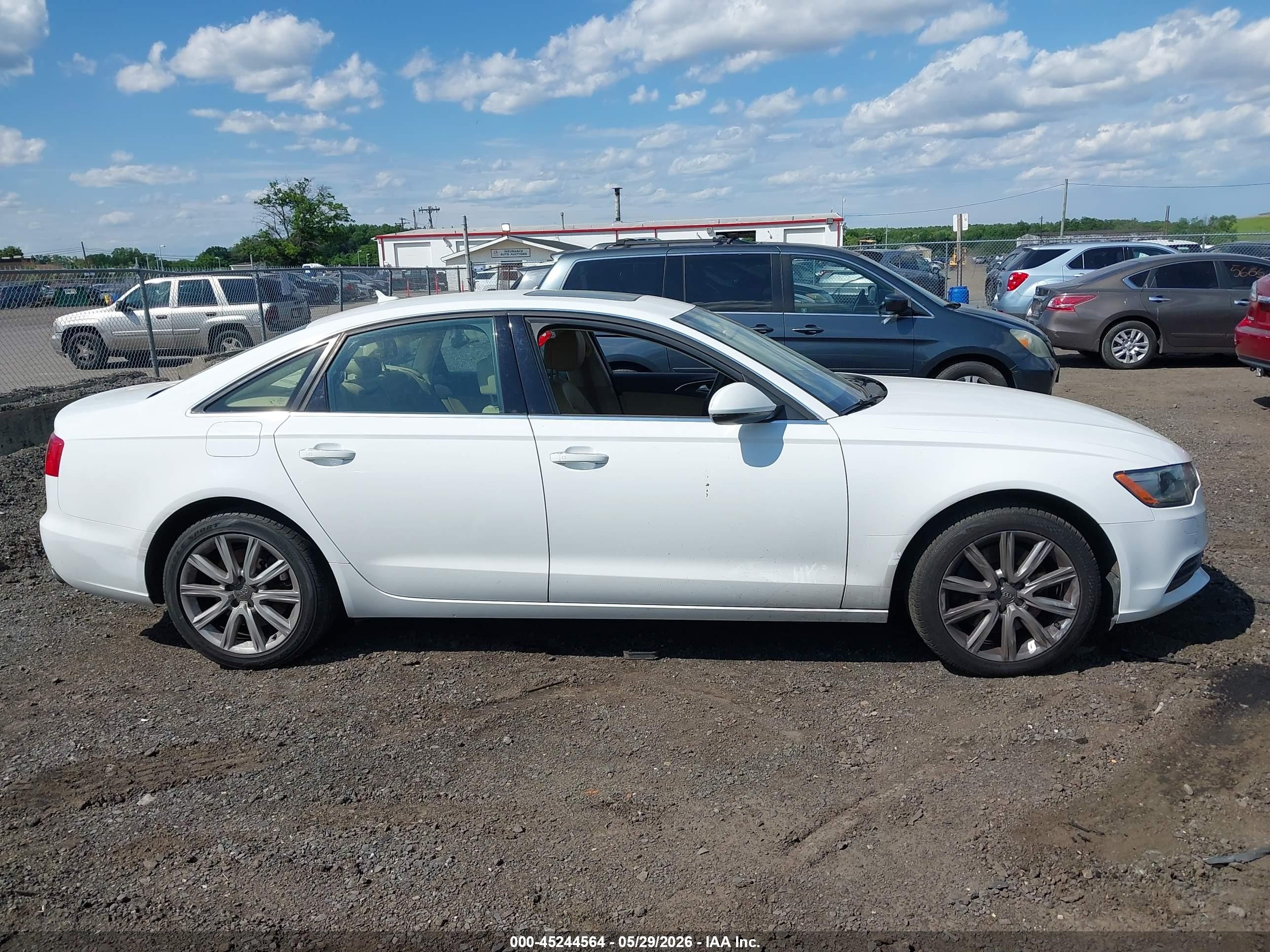 2014 Audi A6 2.0t Premium Белый vin: WAUGFAFC9EN039942