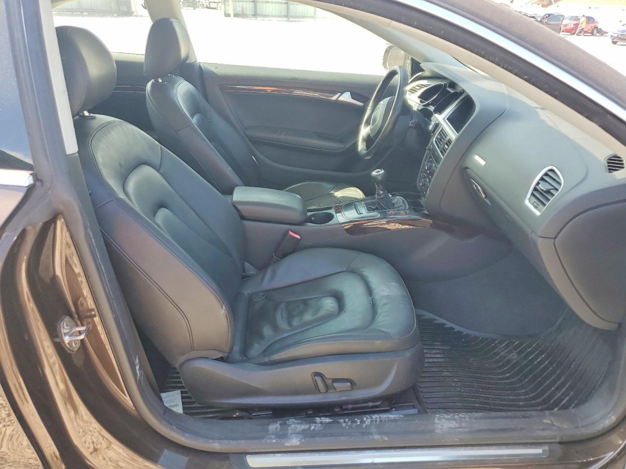 2011 Audi A5 Premium Tan vin: WAUGFAFR9BA051239