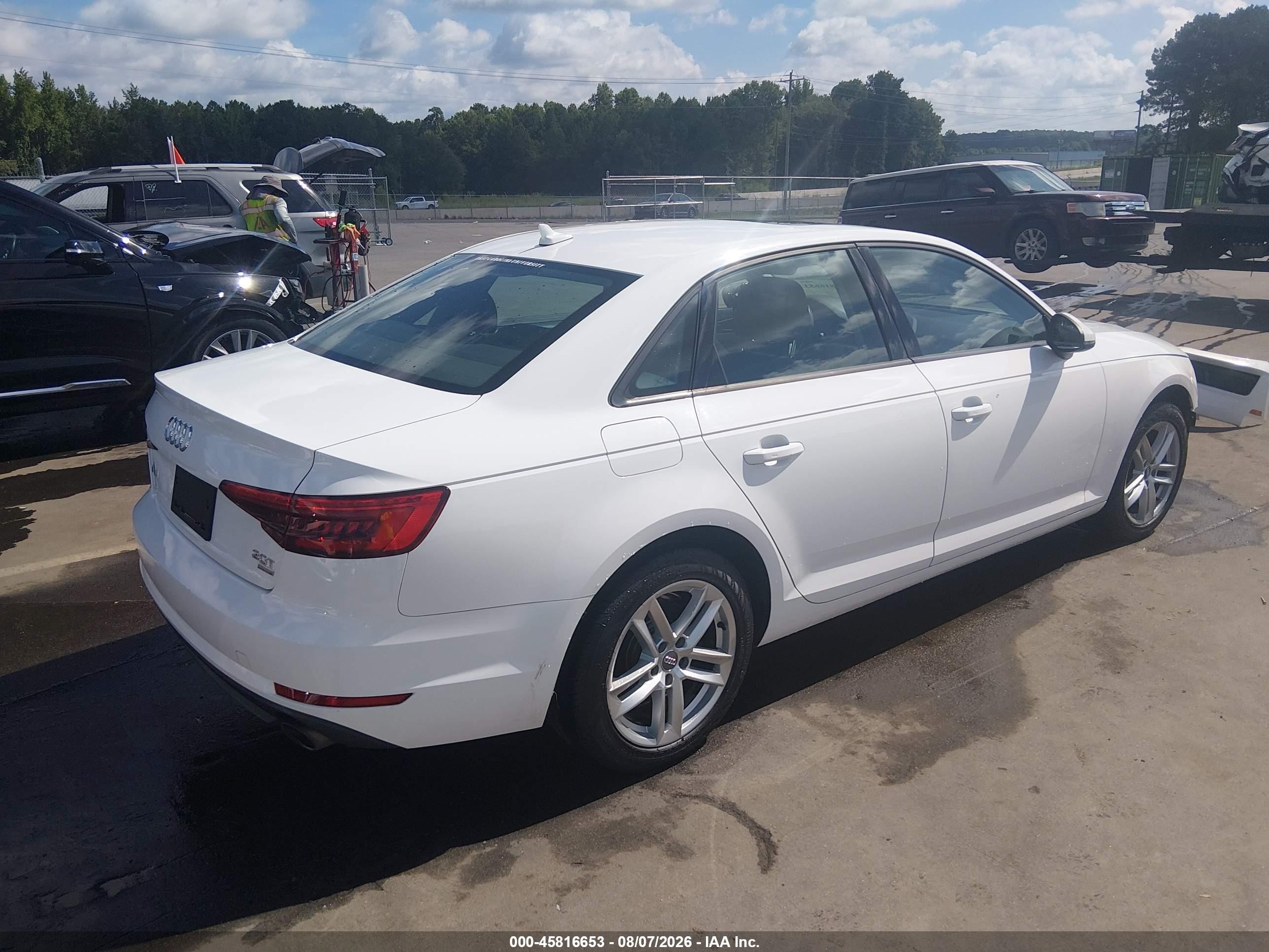 2017 Audi A4 Ultra Premium Белый vin: WAUGMAF40HA169344