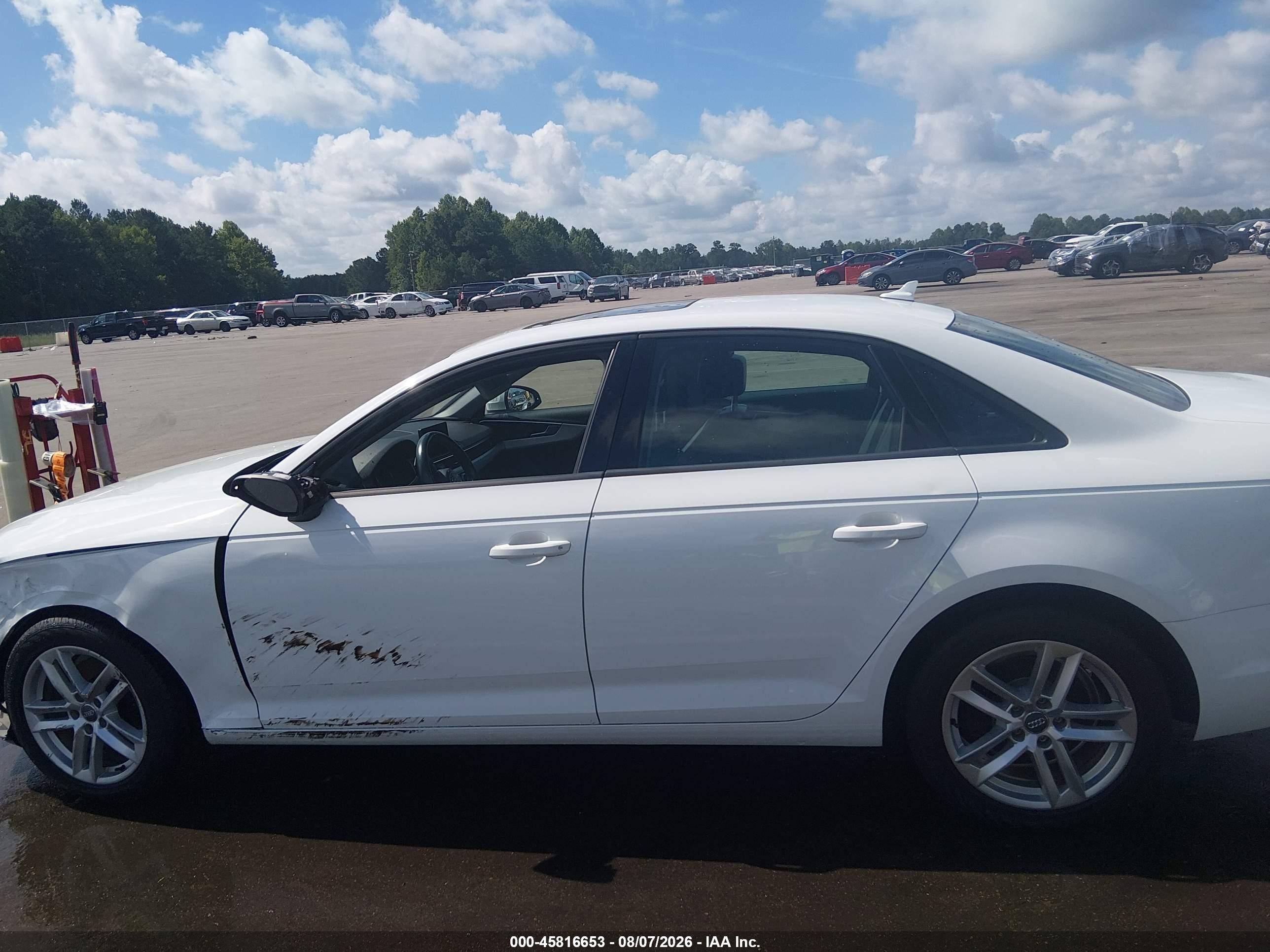2017 Audi A4 Ultra Premium Белый vin: WAUGMAF40HA169344