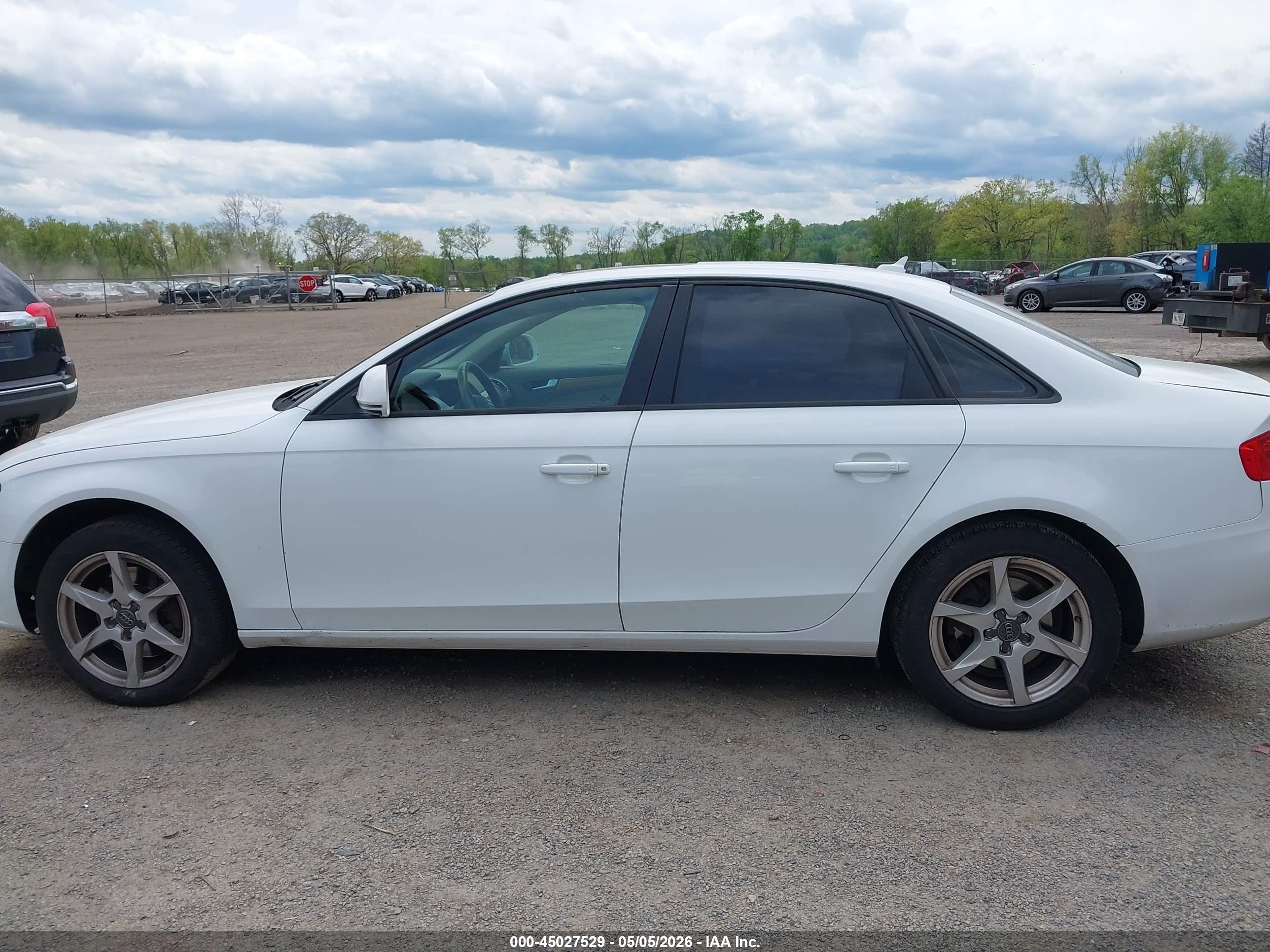 2009 Audi A4 2.0t Premium Белый vin: WAUJF78K09N049701