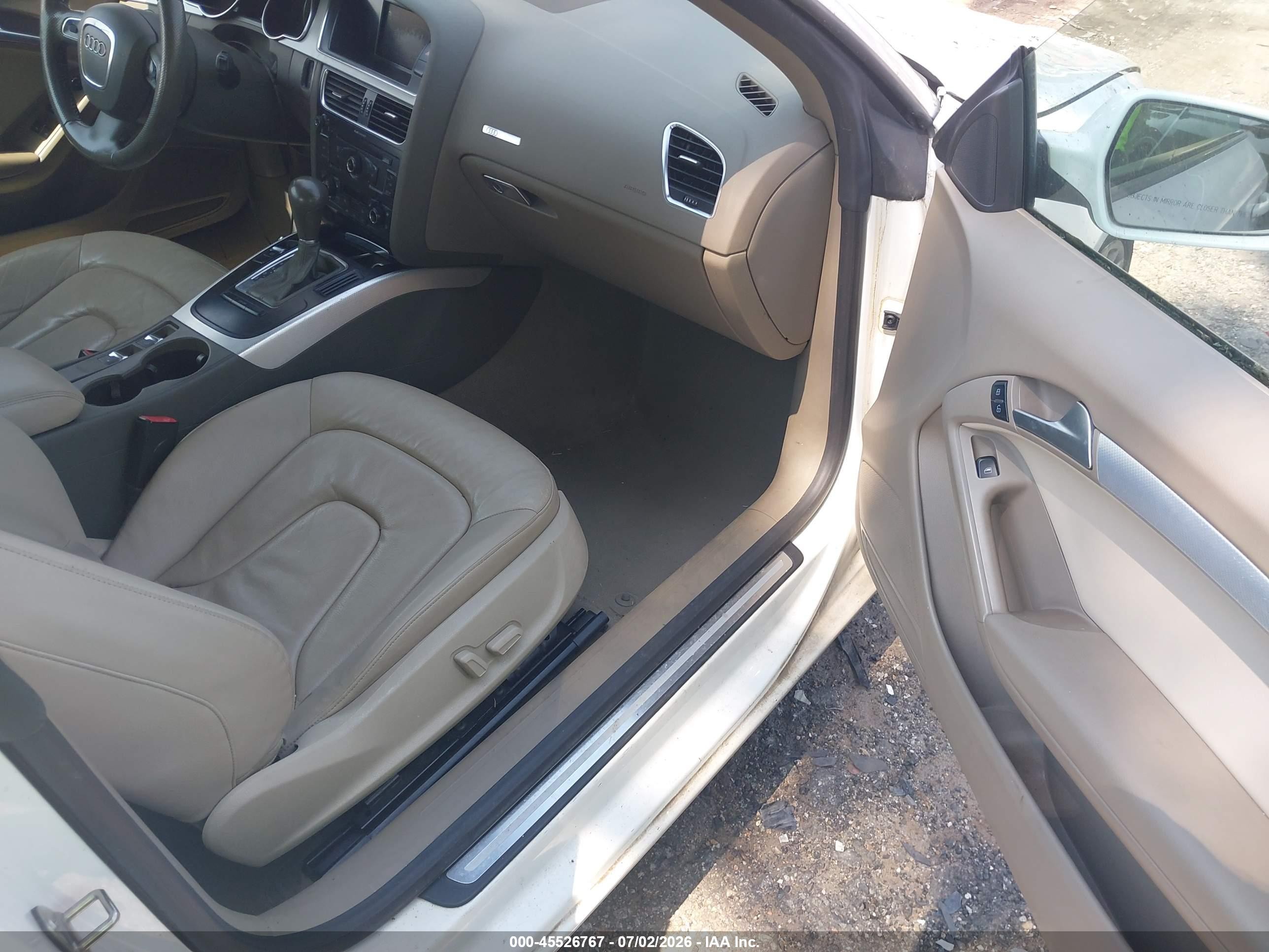 2010 Audi A5 2.0t Premium White vin: WAUJFAFH4AN024549