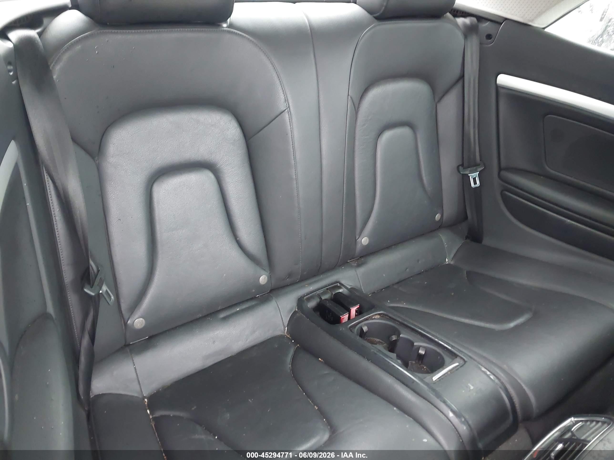 2010 Audi A5 2.0t Premium White vin: WAUJFAFH8AN017586