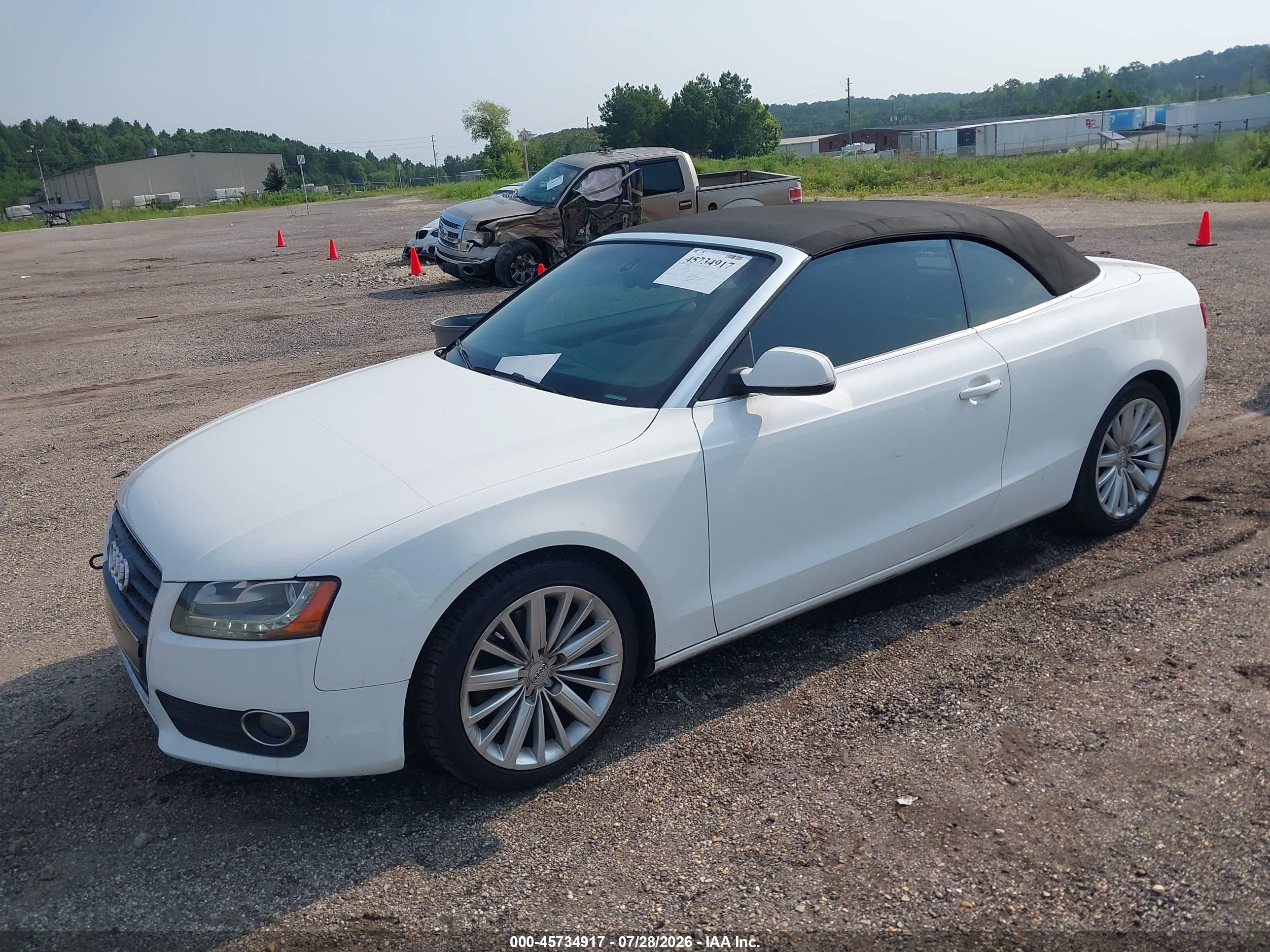 2011 Audi A5 2.0t Premium Белый vin: WAUJFAFH8BN000322