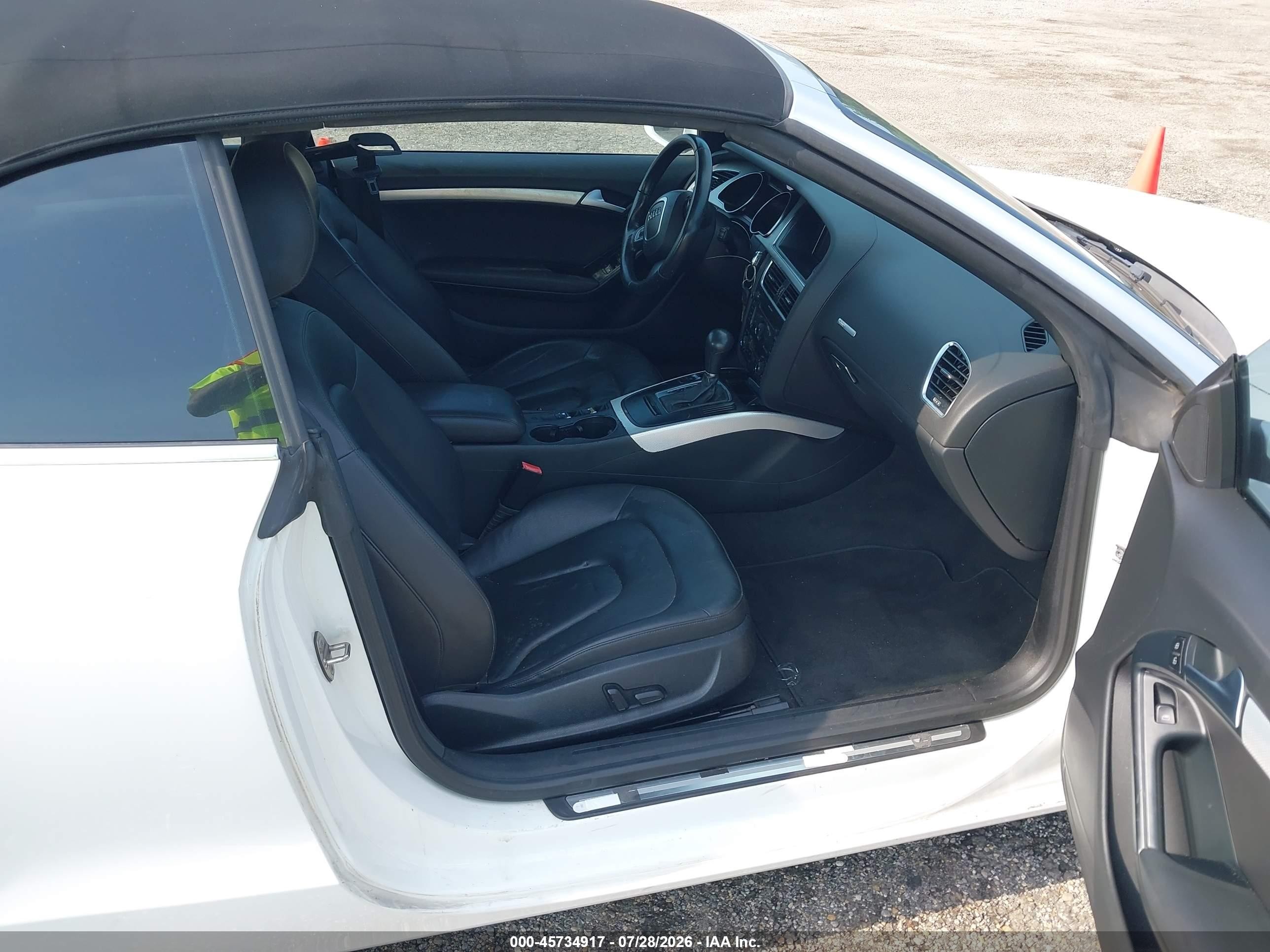 2011 Audi A5 2.0t Premium Белый vin: WAUJFAFH8BN000322