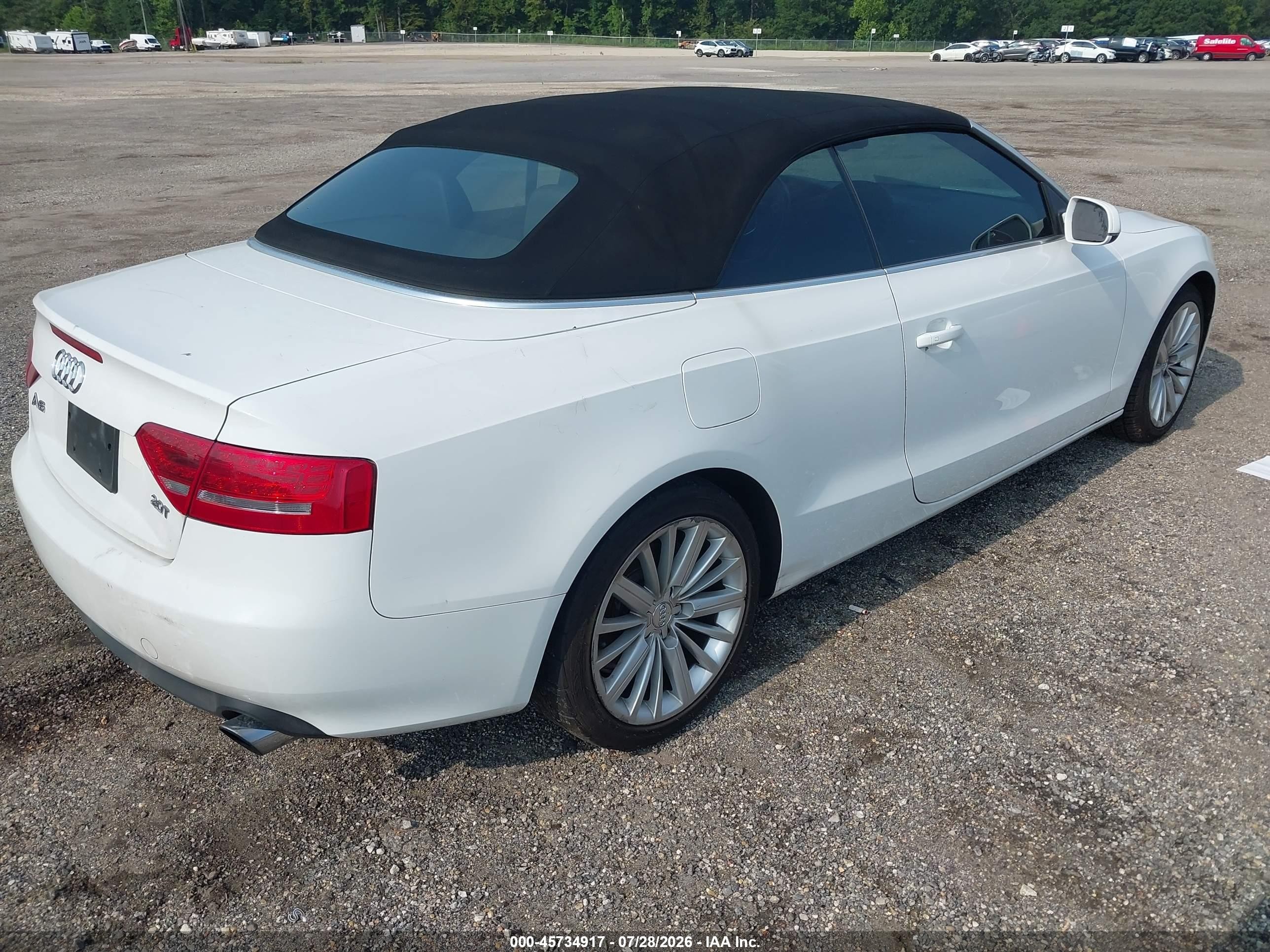 2011 Audi A5 2.0t Premium Белый vin: WAUJFAFH8BN000322