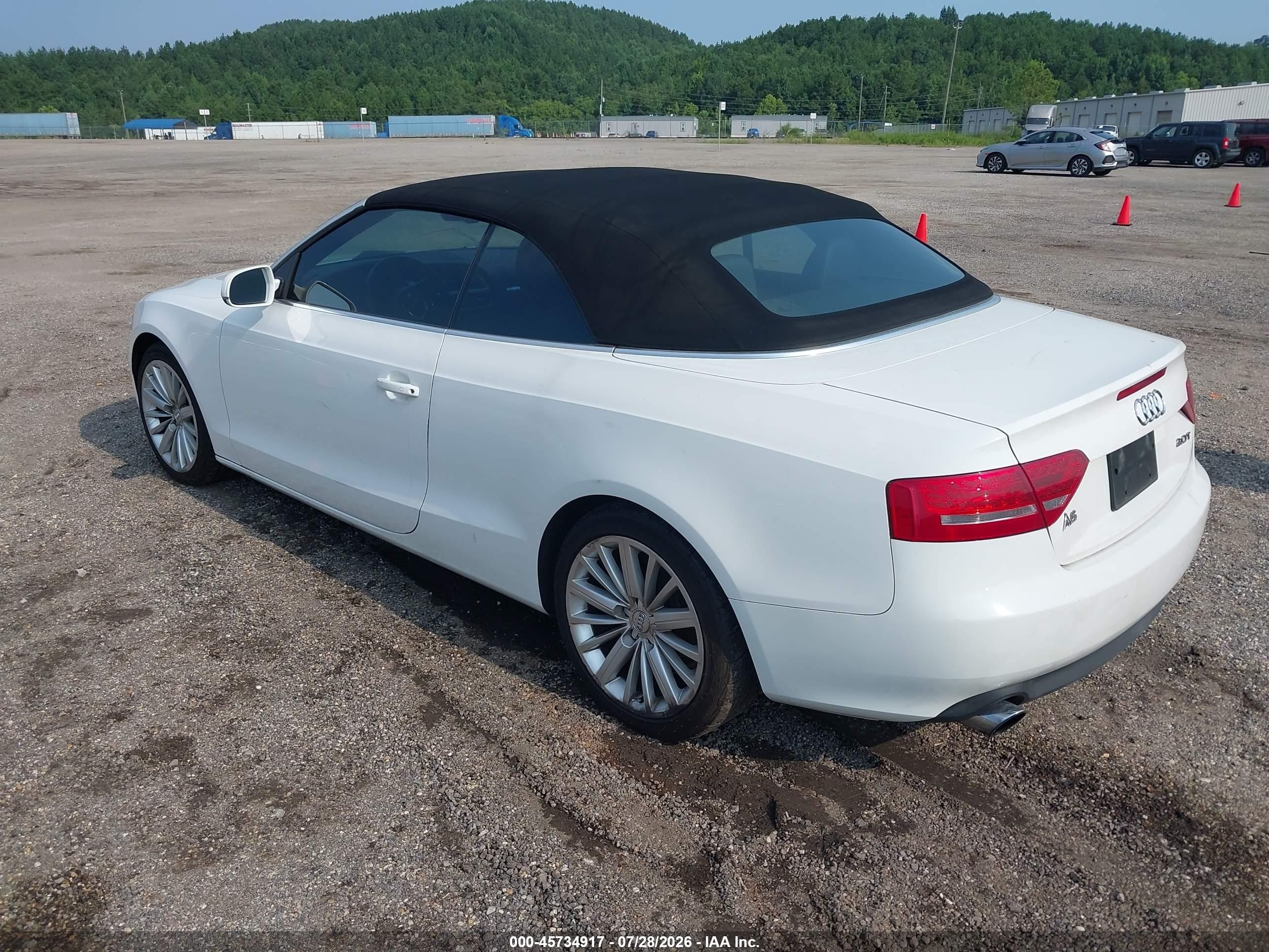 2011 Audi A5 2.0t Premium Белый vin: WAUJFAFH8BN000322