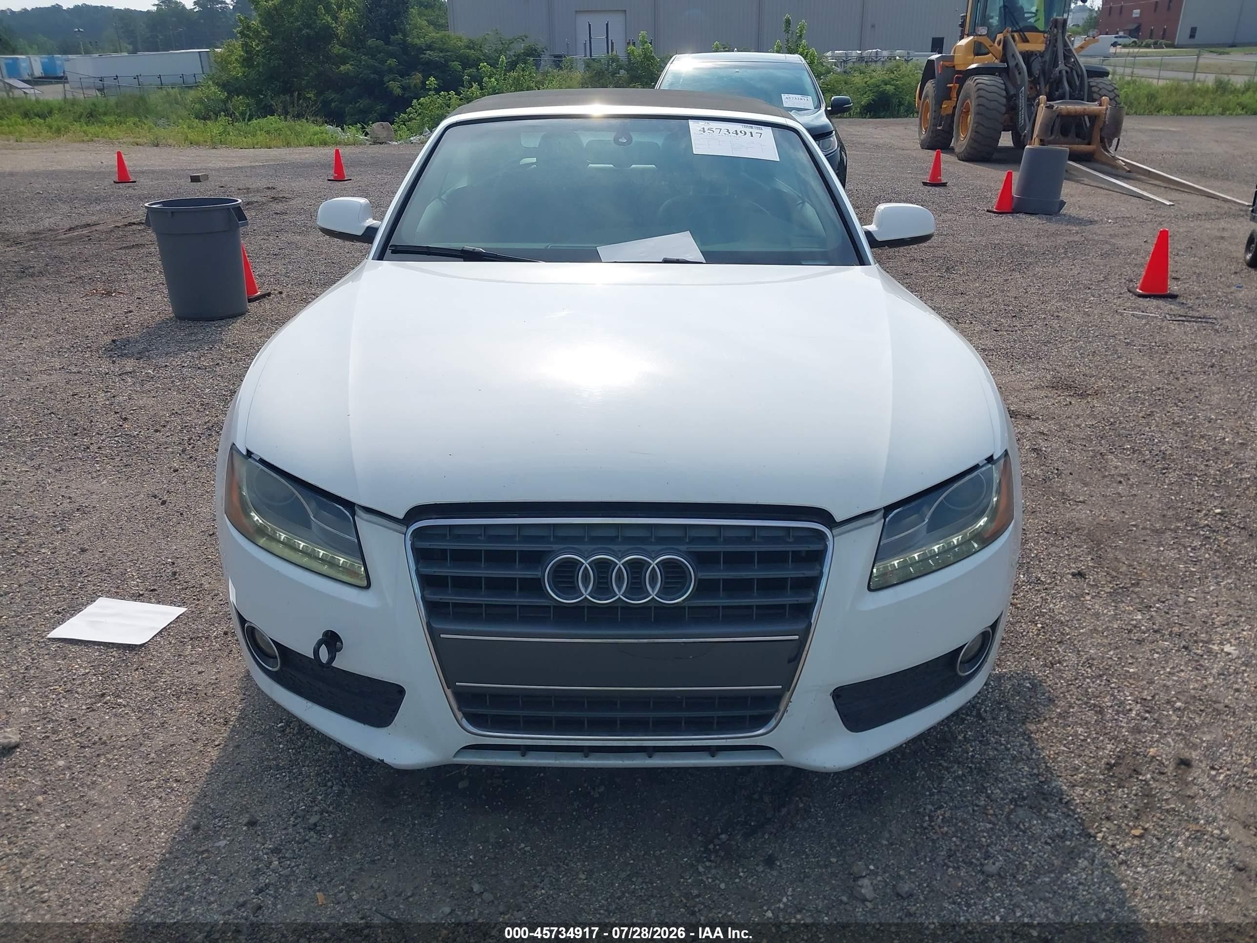 2011 Audi A5 2.0t Premium Белый vin: WAUJFAFH8BN000322
