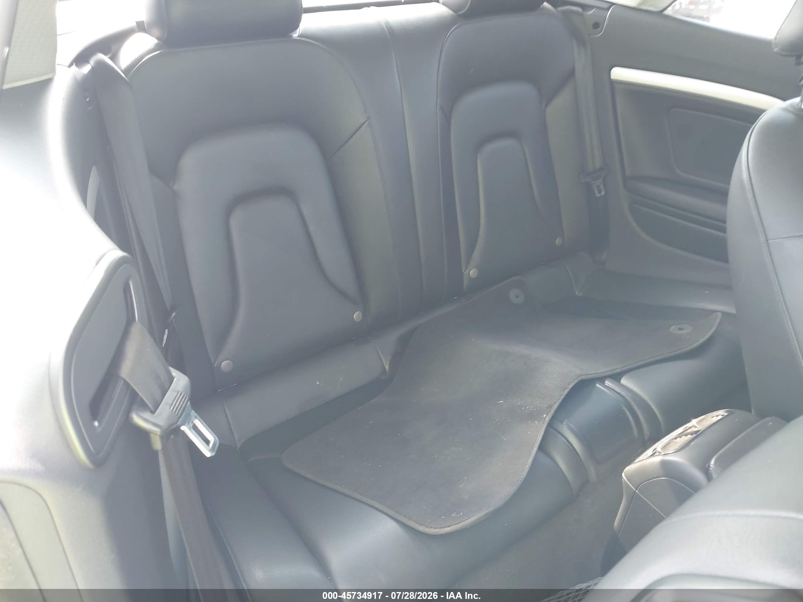 2011 Audi A5 2.0t Premium Белый vin: WAUJFAFH8BN000322
