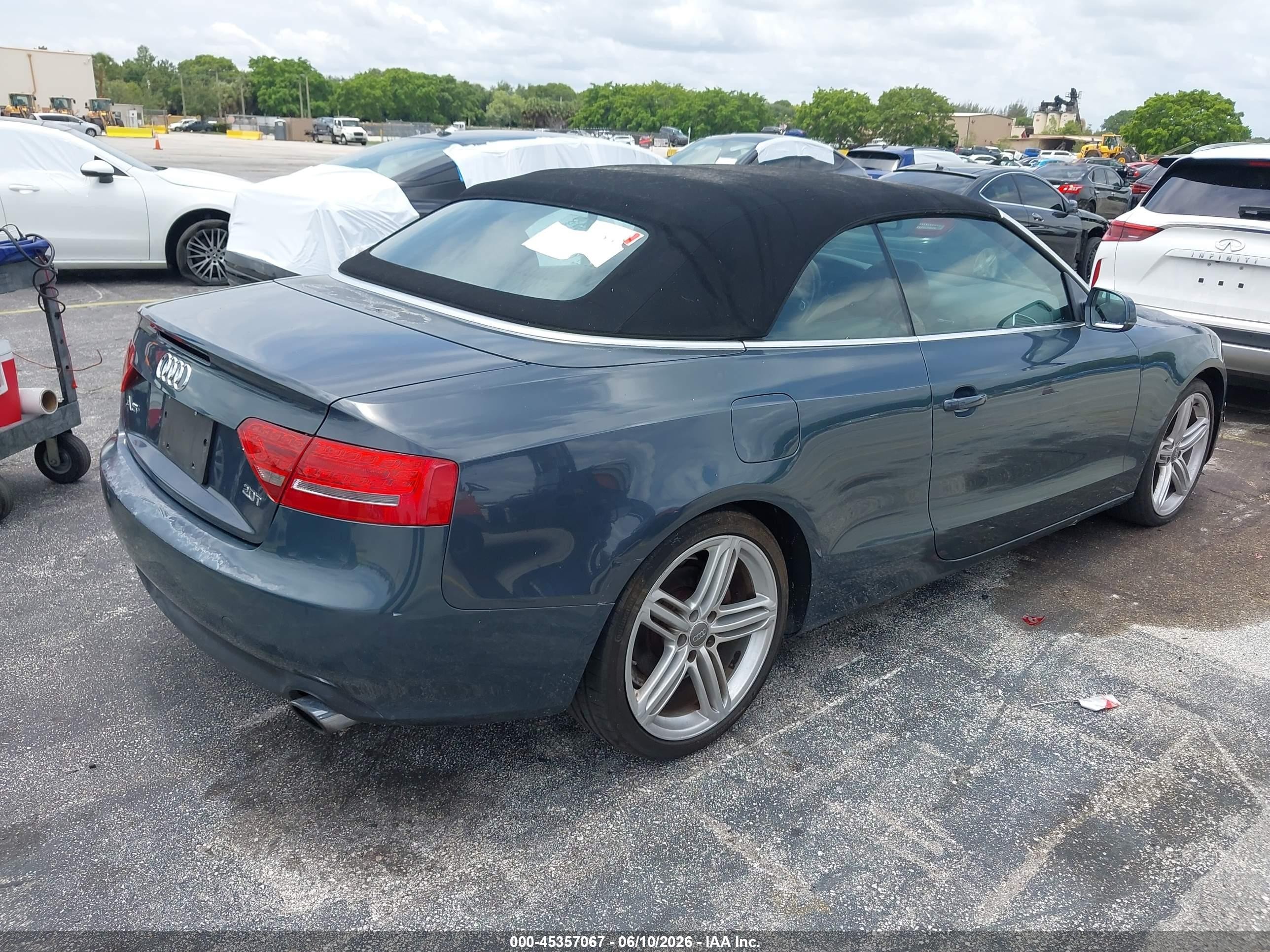 2011 Audi A5 2.0t Premium Gray vin: WAUJFAFHXBN000533