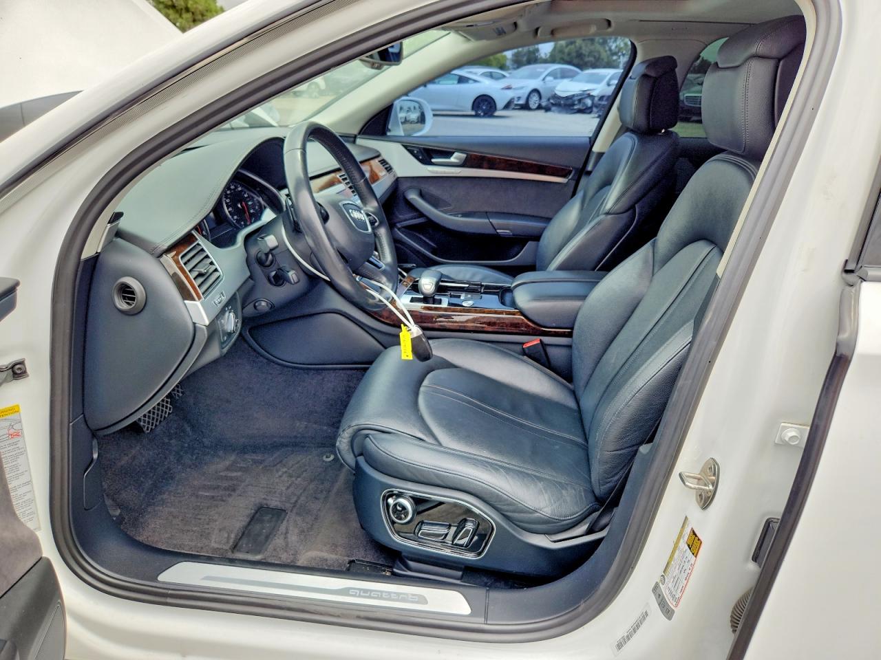 2015 Audi A8 Quattro Белый vin: WAUJGAFD3FN037861