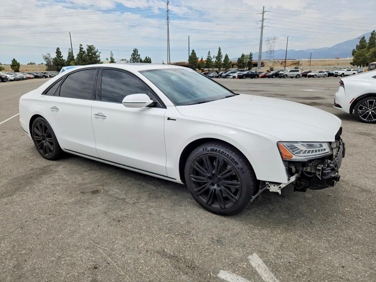 2015 Audi A8 Quattro Белый vin: WAUJGAFD3FN037861