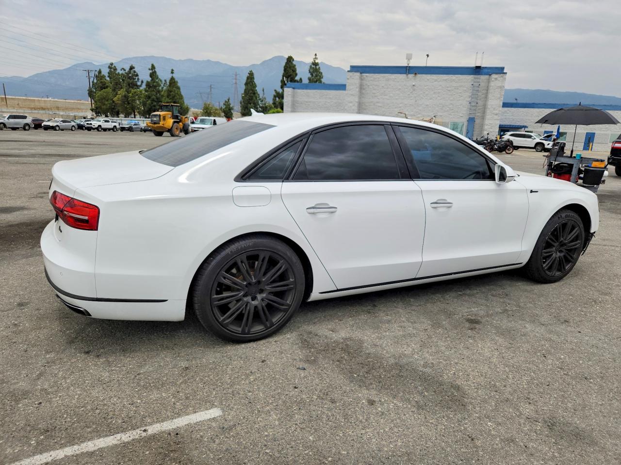2015 Audi A8 Quattro Белый vin: WAUJGAFD3FN037861