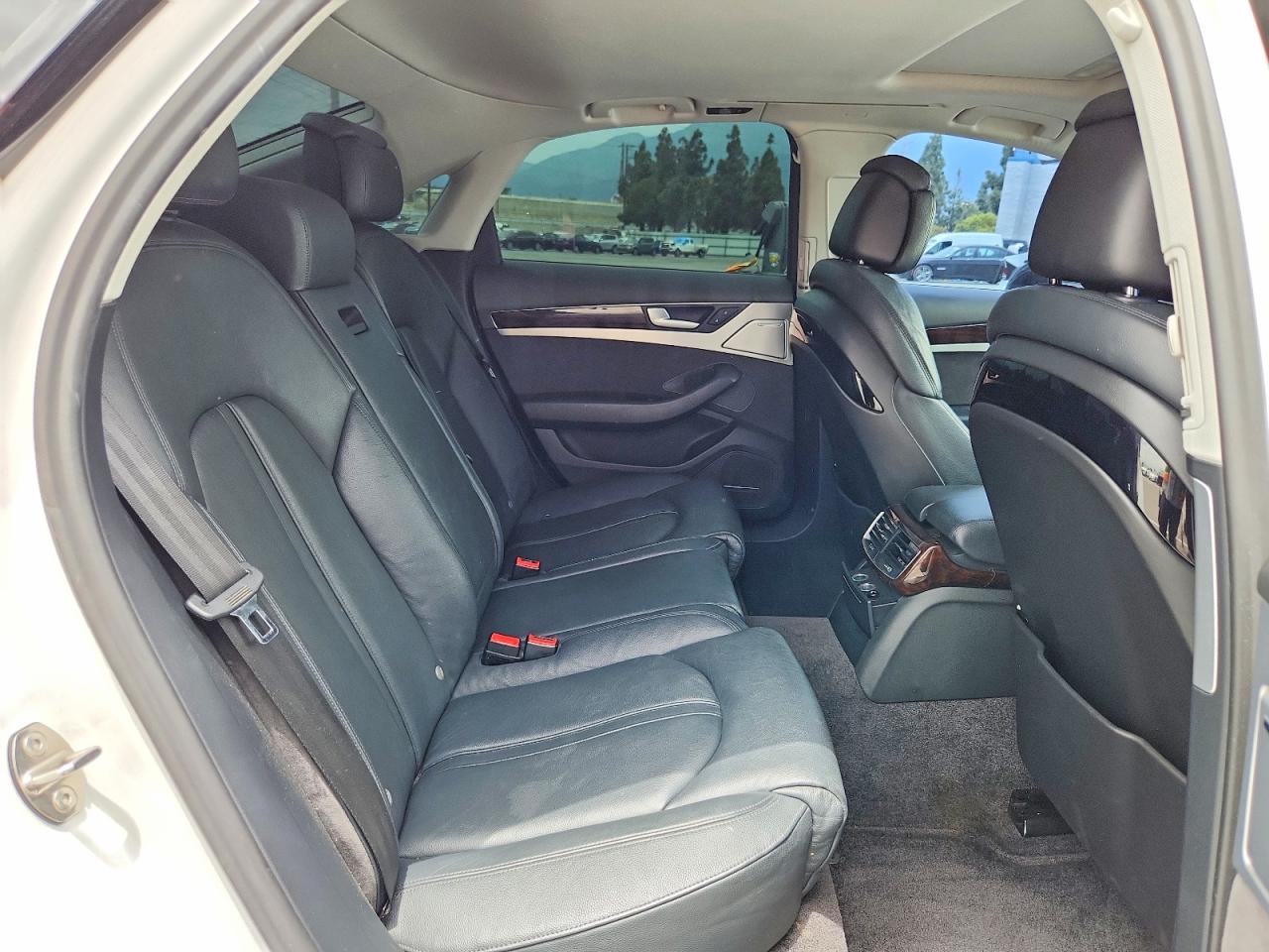 2015 Audi A8 Quattro Белый vin: WAUJGAFD3FN037861