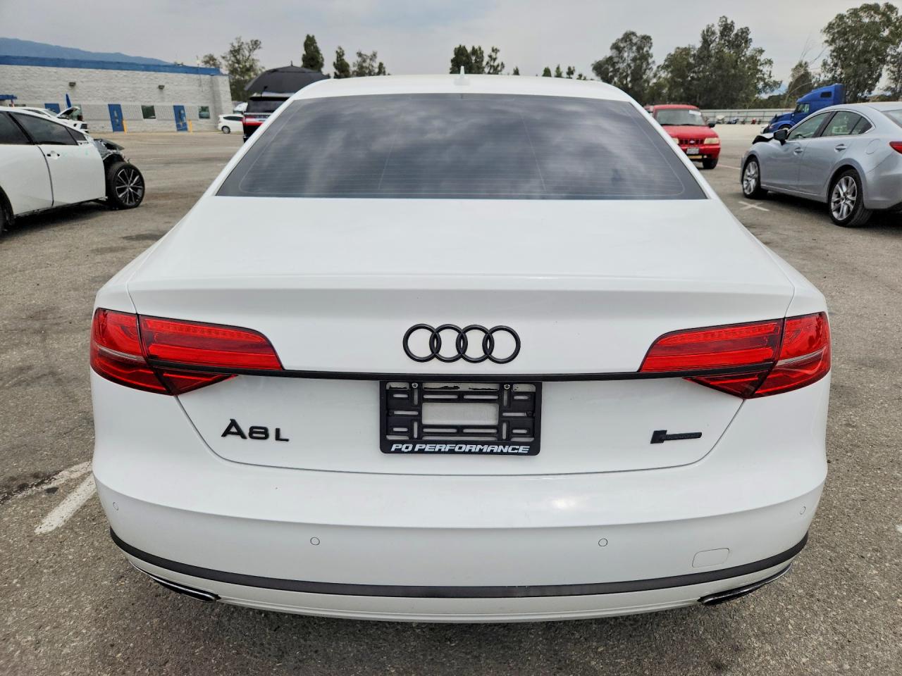 2015 Audi A8 Quattro Белый vin: WAUJGAFD3FN037861