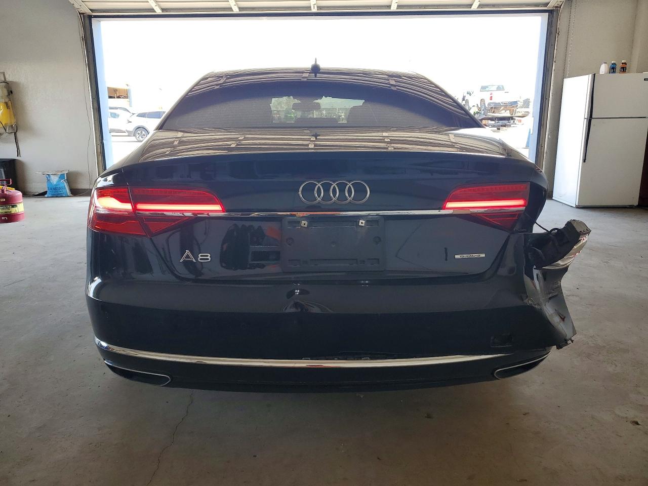 2015 Audi A8 Quattro Черный vin: WAUJGAFD6FN008788