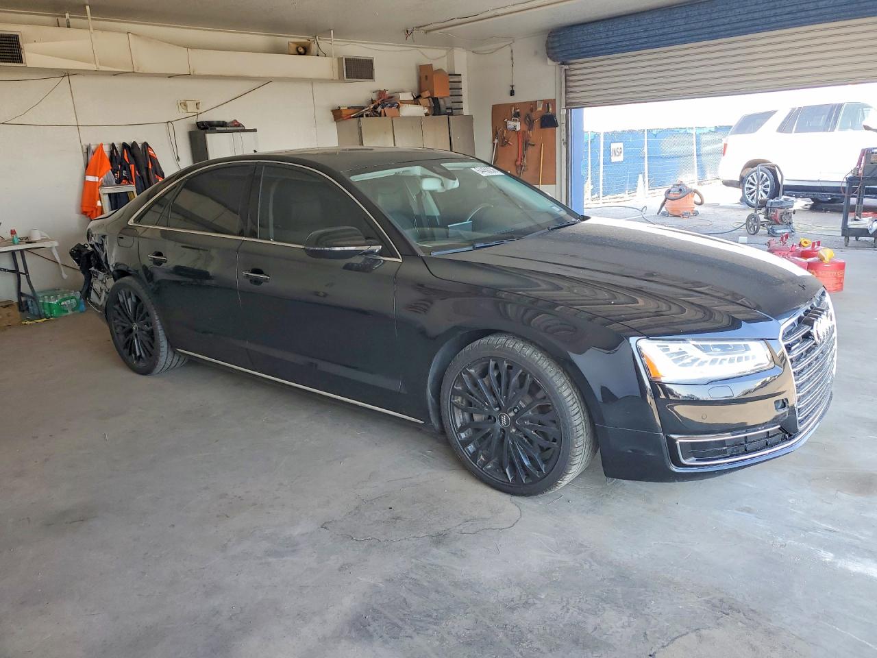 2015 Audi A8 Quattro Черный vin: WAUJGAFD6FN008788